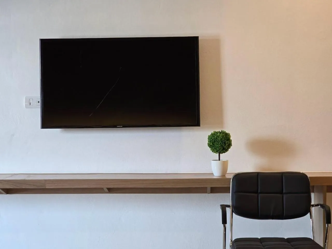 TV and multimedia in Manee Mantra Hotel, Kanchanaburi