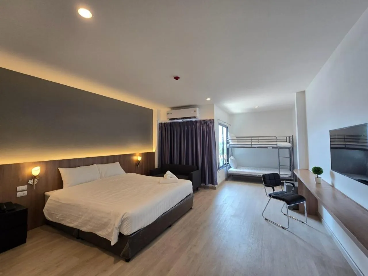 Bedroom, Bed in Manee Mantra Hotel, Kanchanaburi