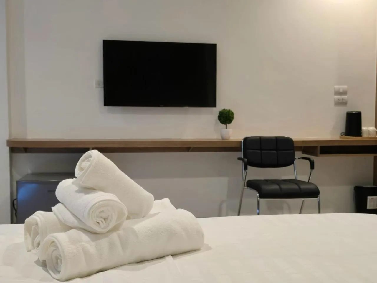 Bed in Manee Mantra Hotel, Kanchanaburi