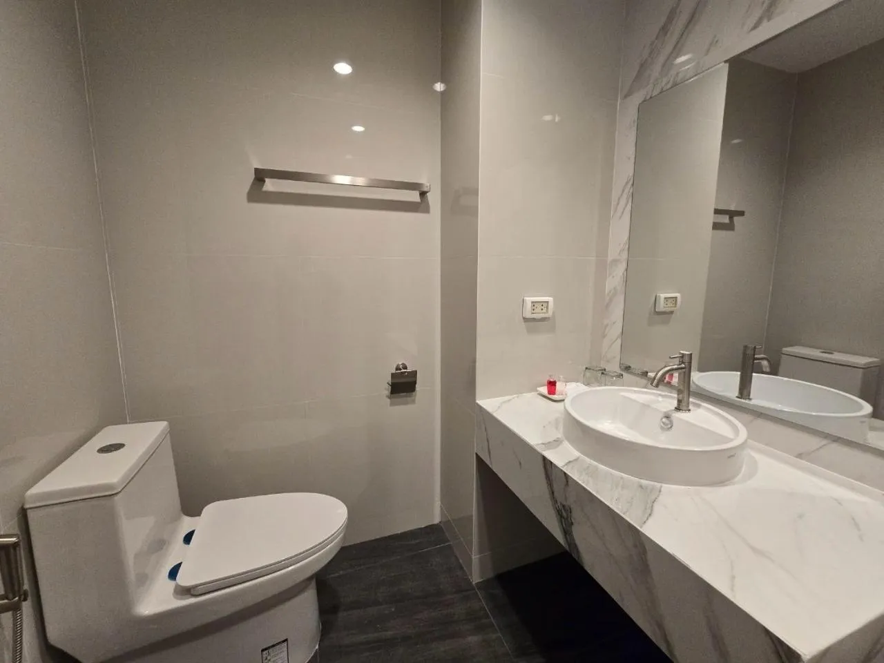 Toilet in Manee Mantra Hotel, Kanchanaburi