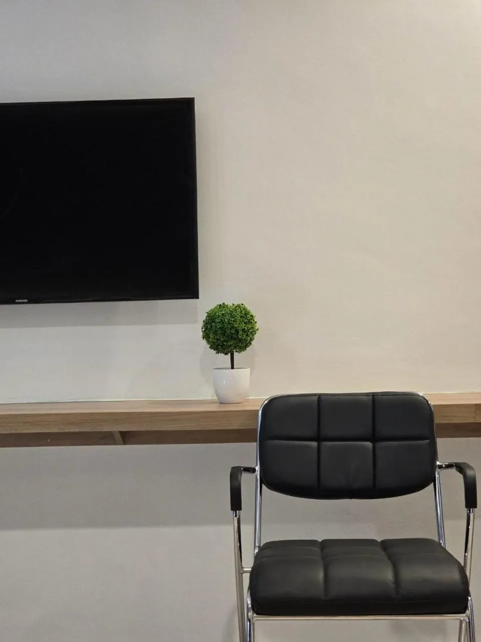 TV and multimedia in Manee Mantra Hotel, Kanchanaburi