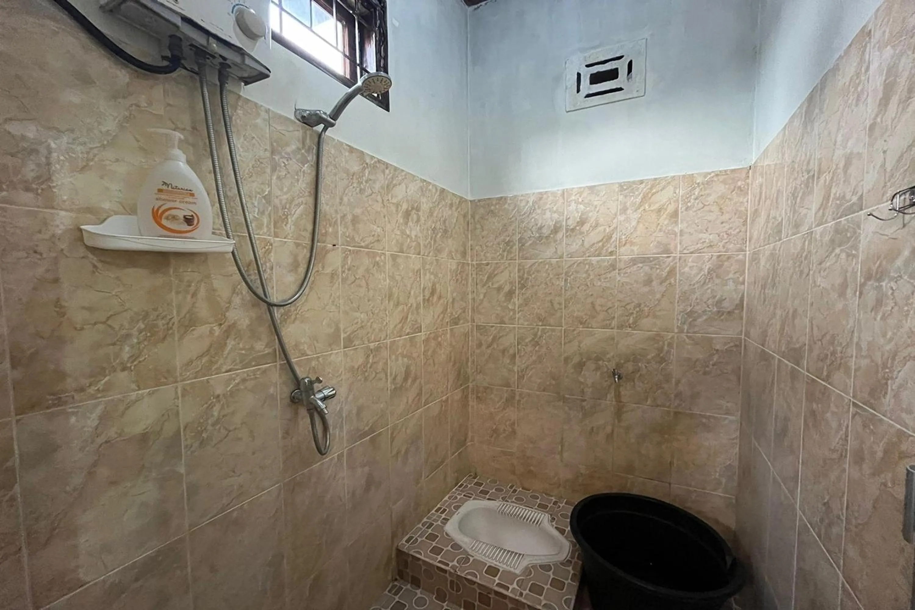 Shower in Jirek Homestay Bukittinggi