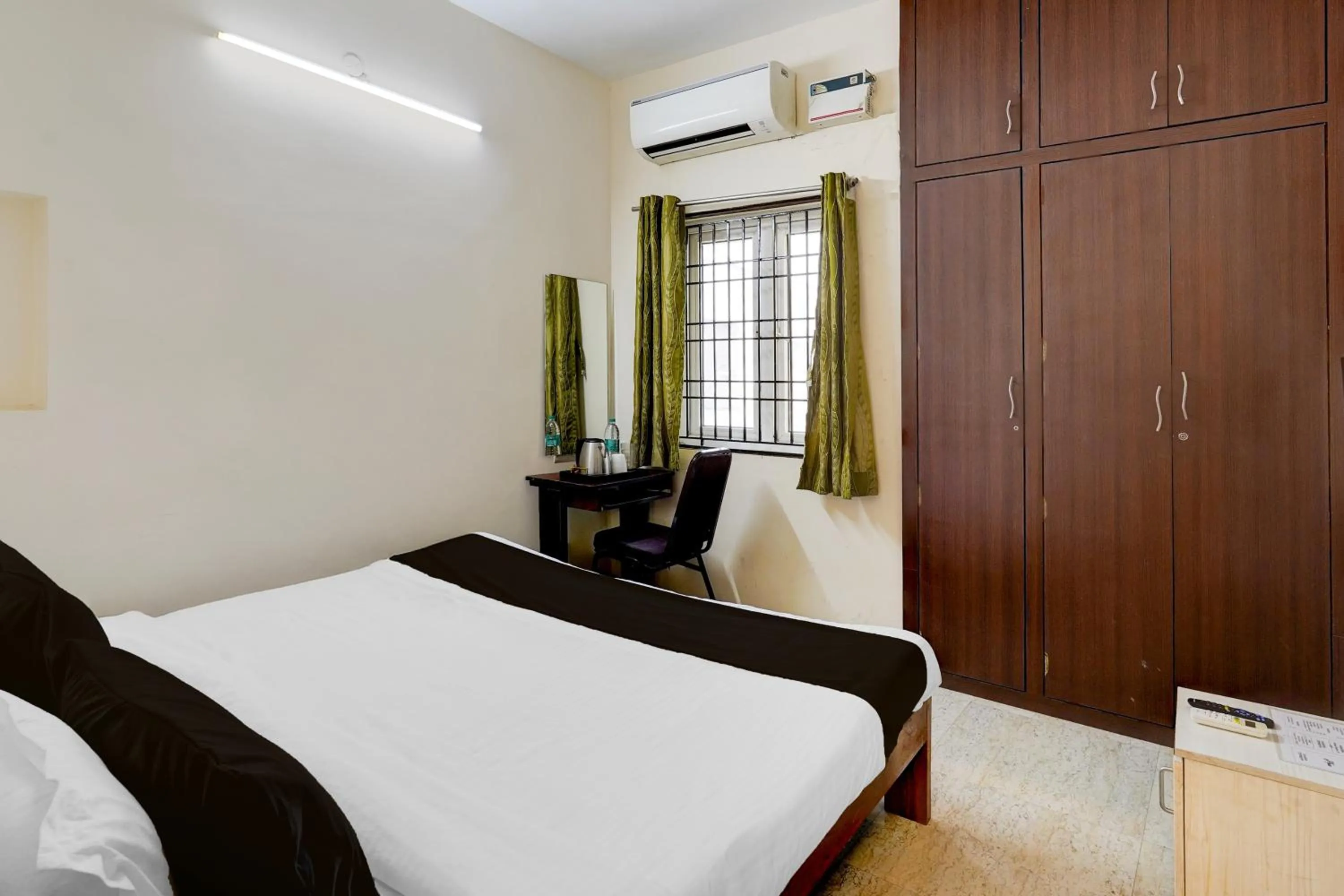 Bedroom, Bed in Super Townhouse Balaji Dental College Pallikarani Formerly Orchid Sankrish