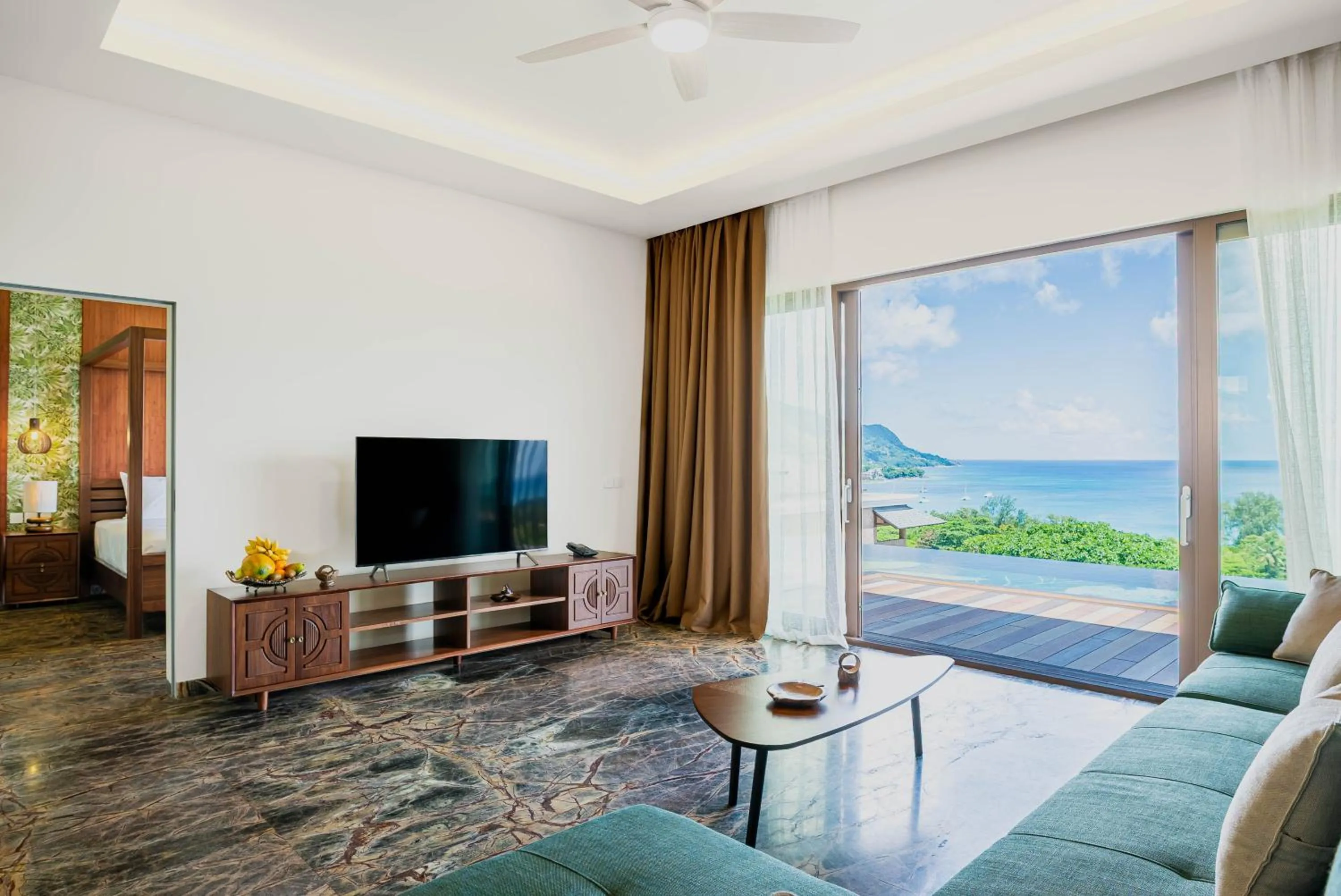 TV and multimedia in Gardens Hill Resort & Spa
