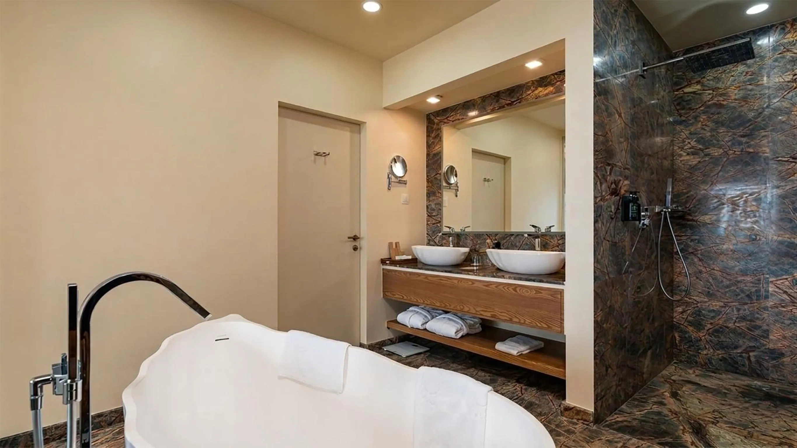 Shower in Gardens Hill Resort & Spa