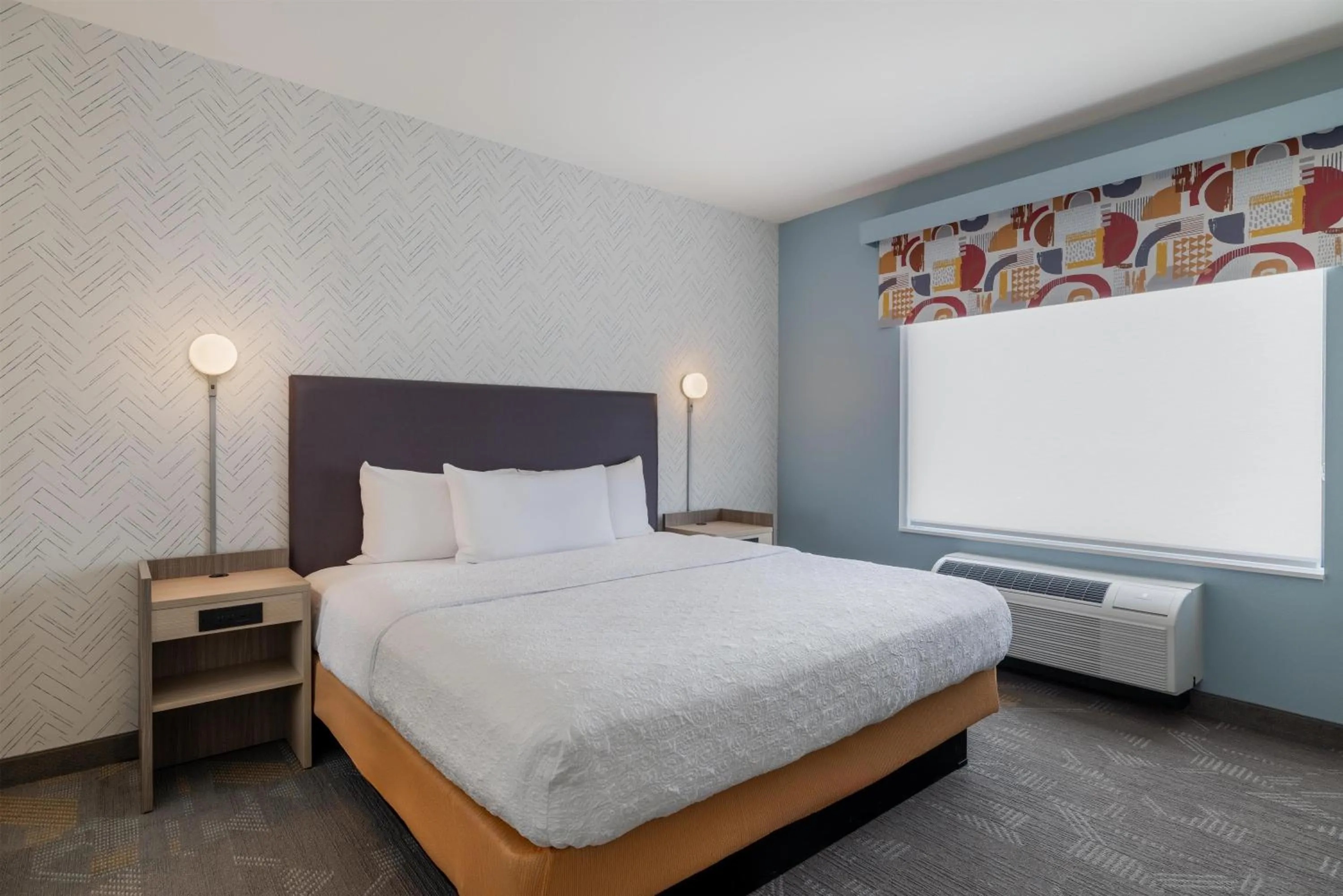 Bed in Home2 Suites By Hilton Altoona Des Moines