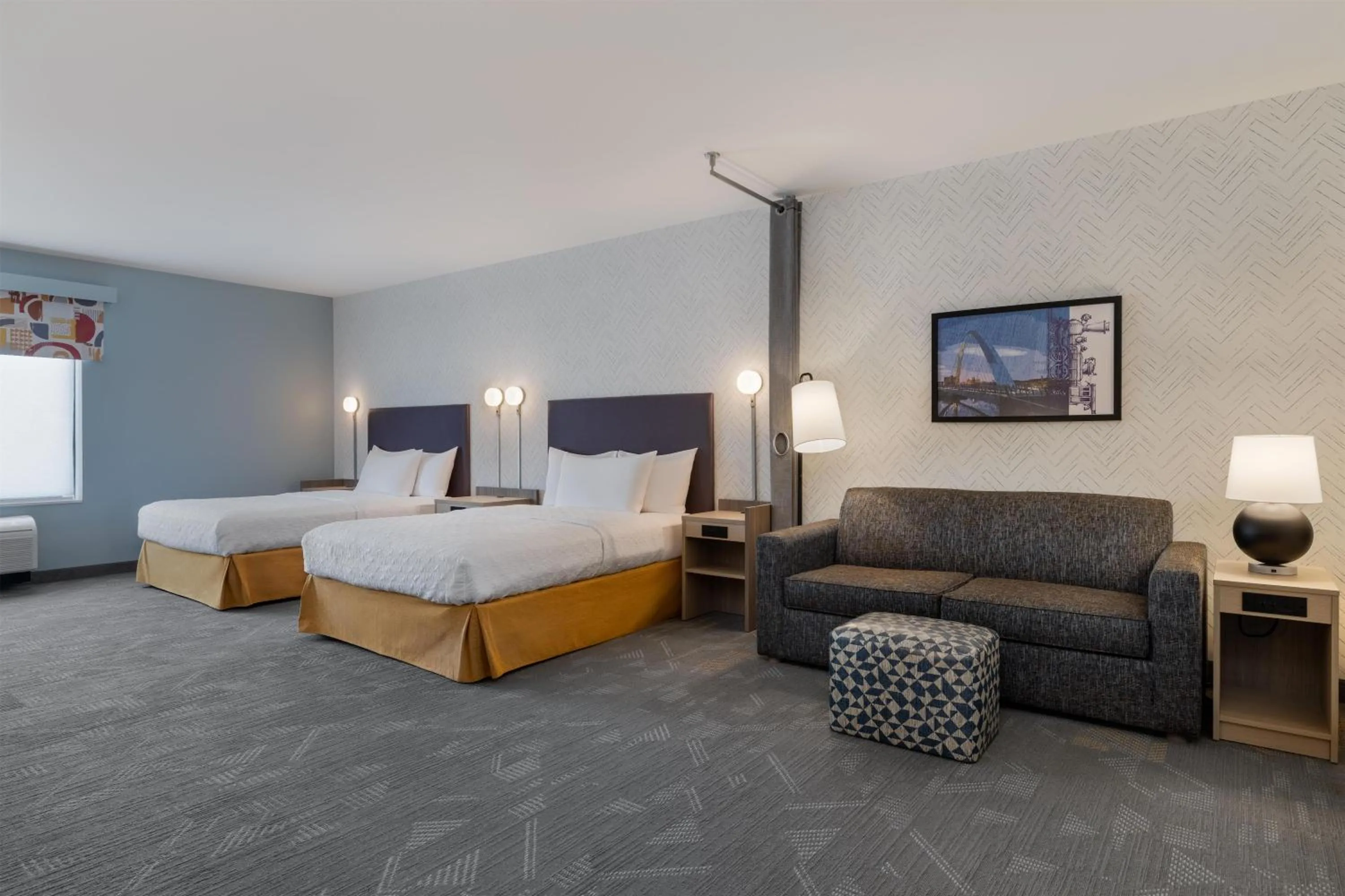 Living room, Bed in Home2 Suites By Hilton Altoona Des Moines