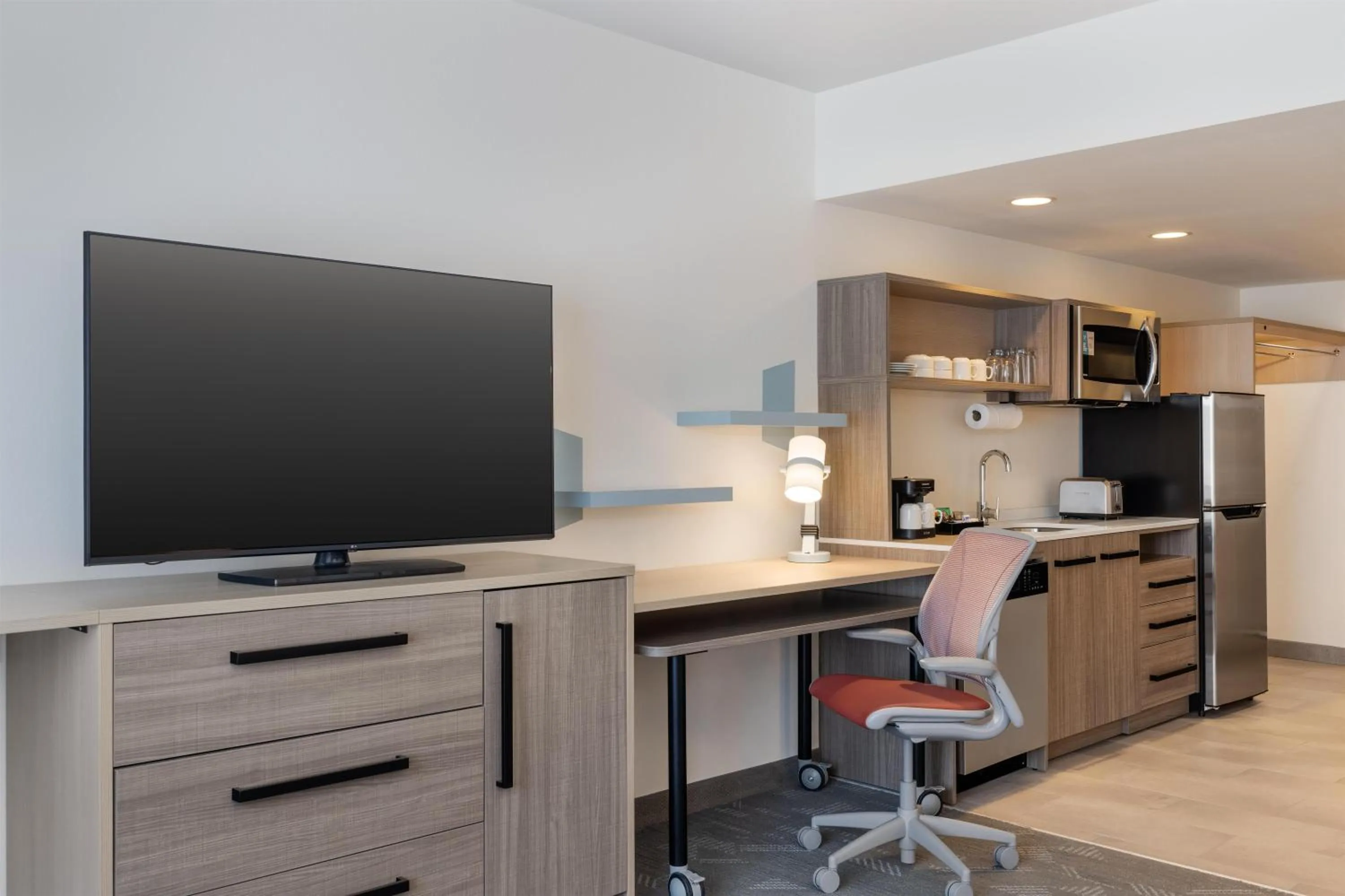 Kitchen or kitchenette in Home2 Suites By Hilton Altoona Des Moines