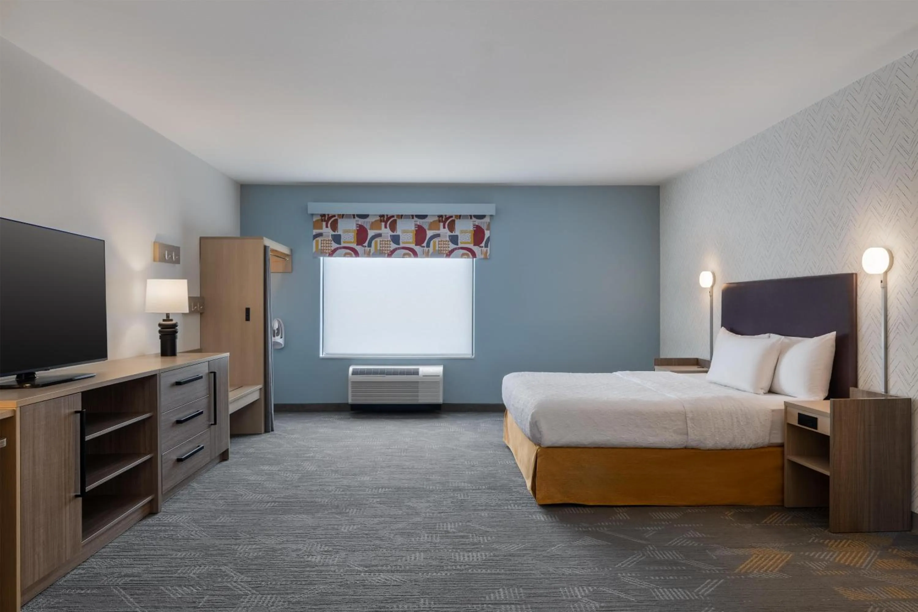 Bed in Home2 Suites By Hilton Altoona Des Moines