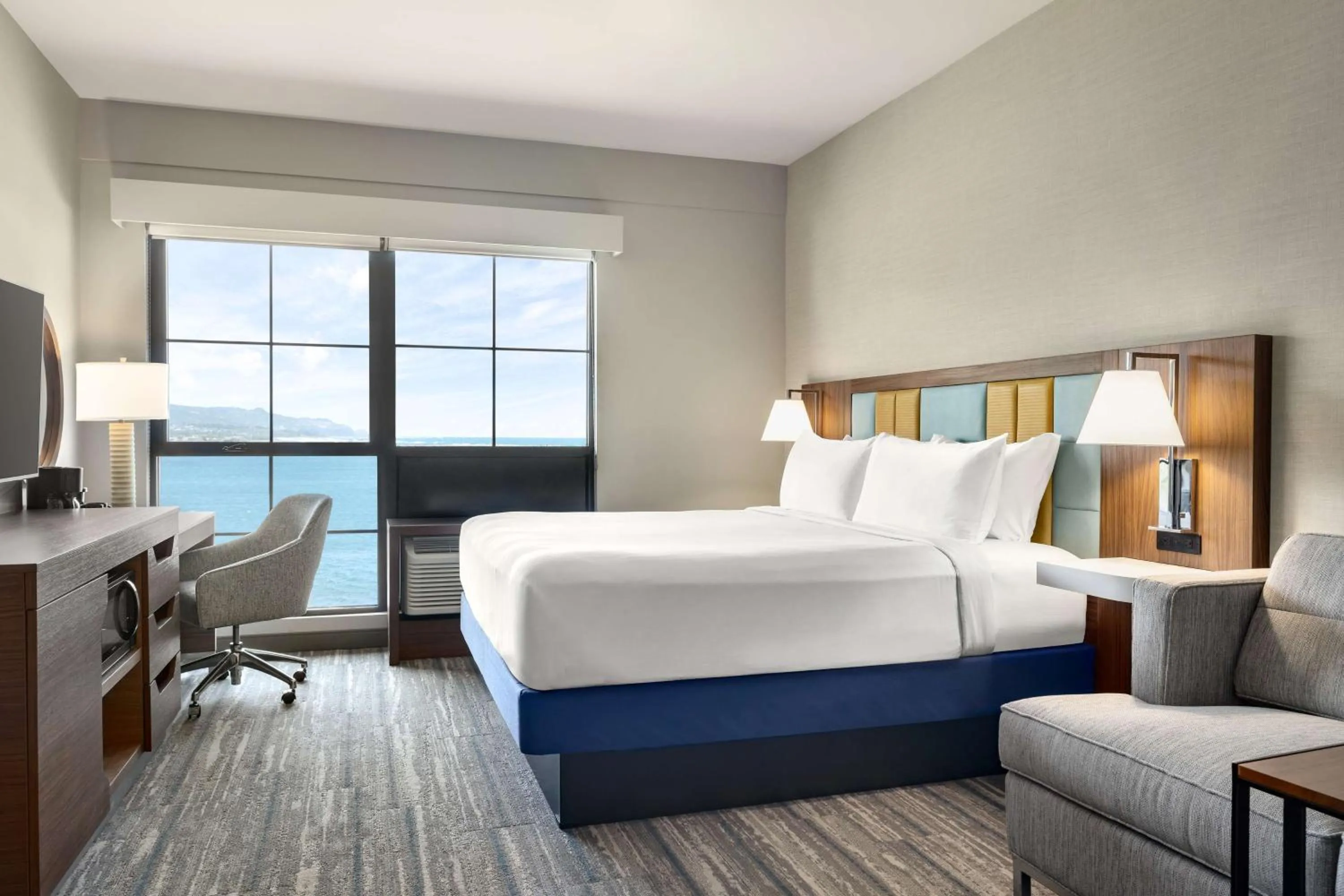 Bed in Hampton Inn & Suites Maui North Shore