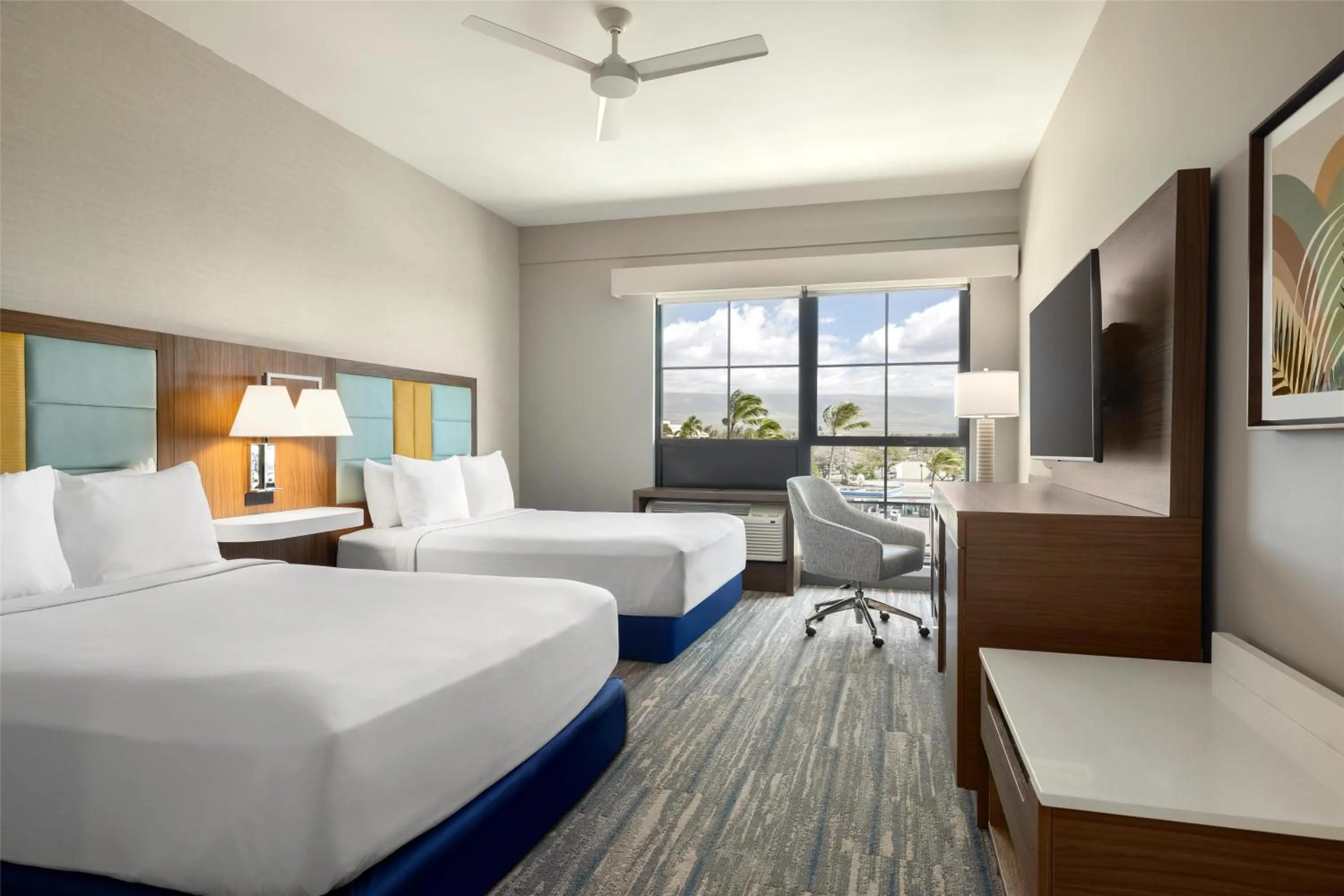 Bed in Hampton Inn & Suites Maui North Shore