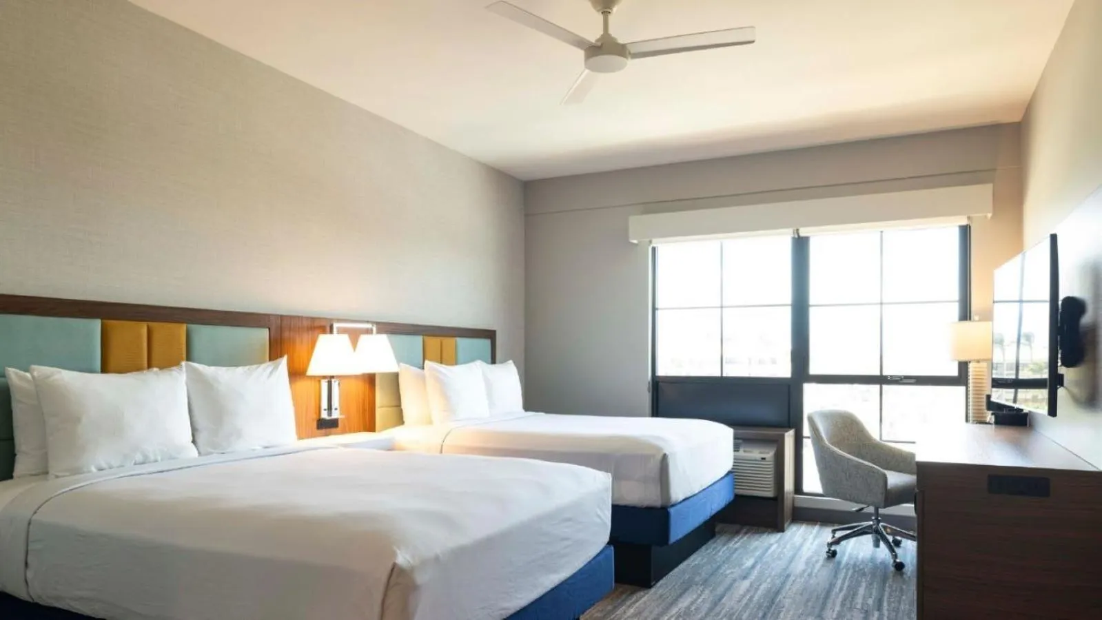 Bed in Hampton Inn & Suites Maui North Shore