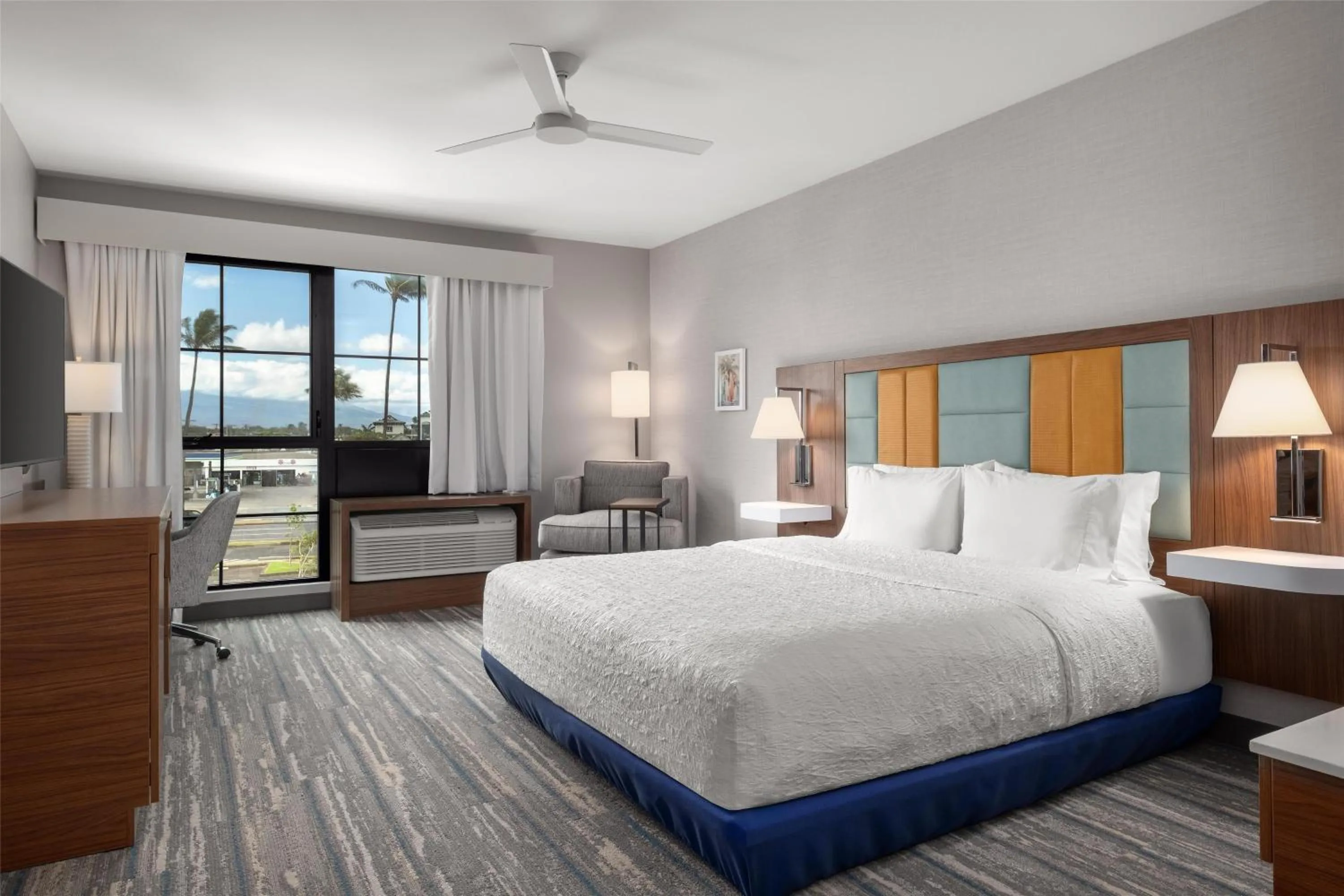 Bed in Hampton Inn & Suites Maui North Shore