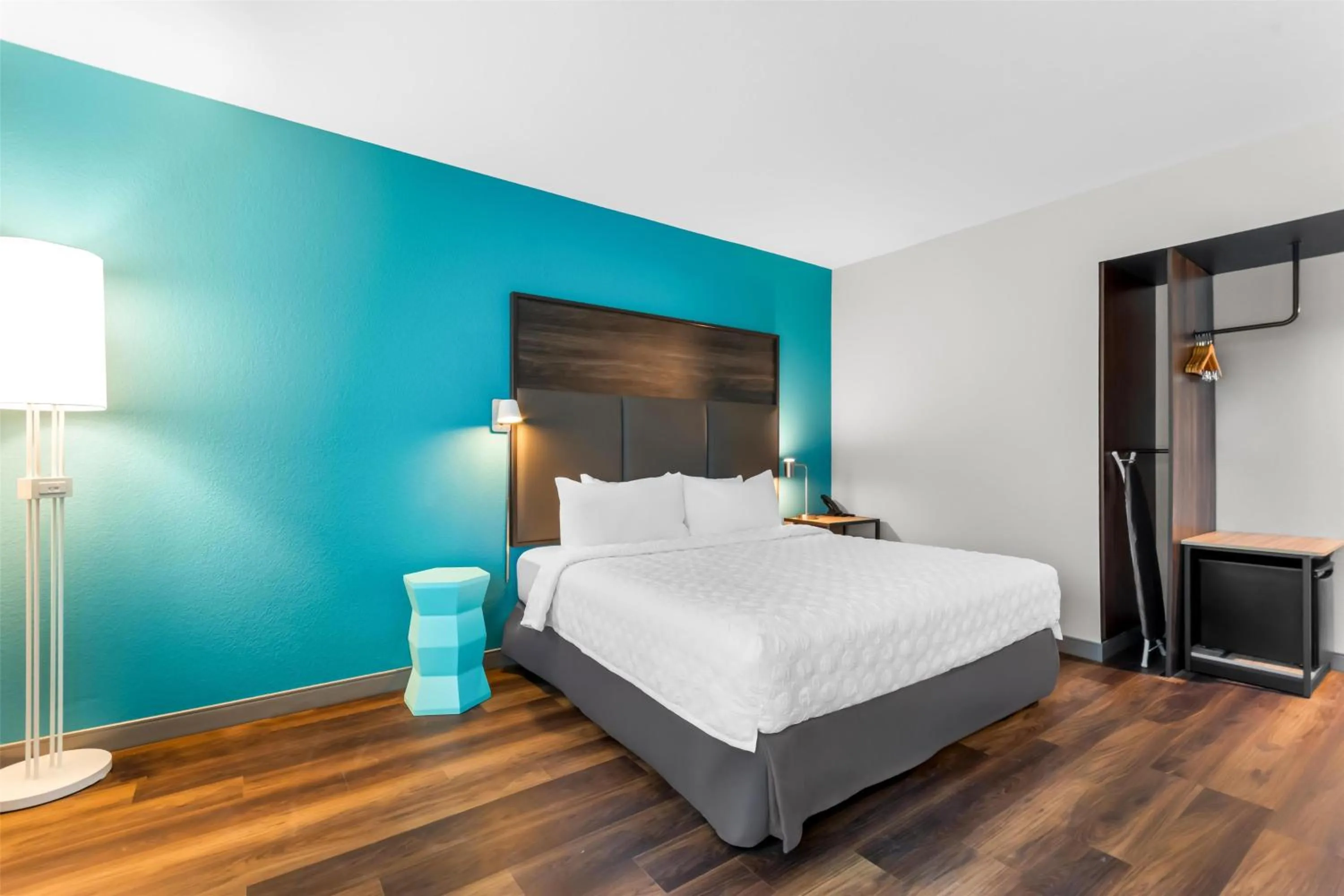 Bed in Tru By Hilton Pensacola I-10 North Davis Highway