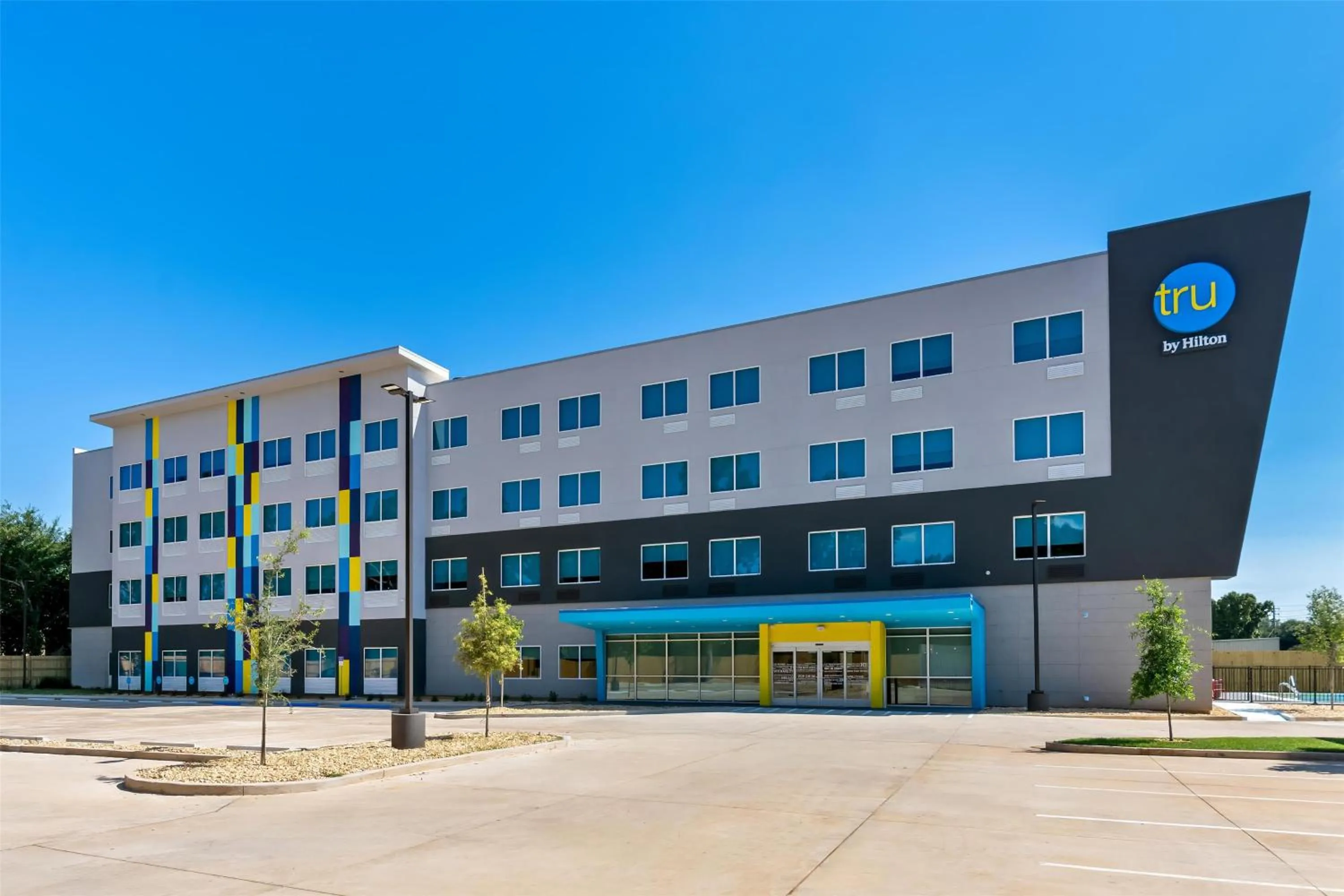 Property building in Tru By Hilton Pensacola I-10 North Davis Highway