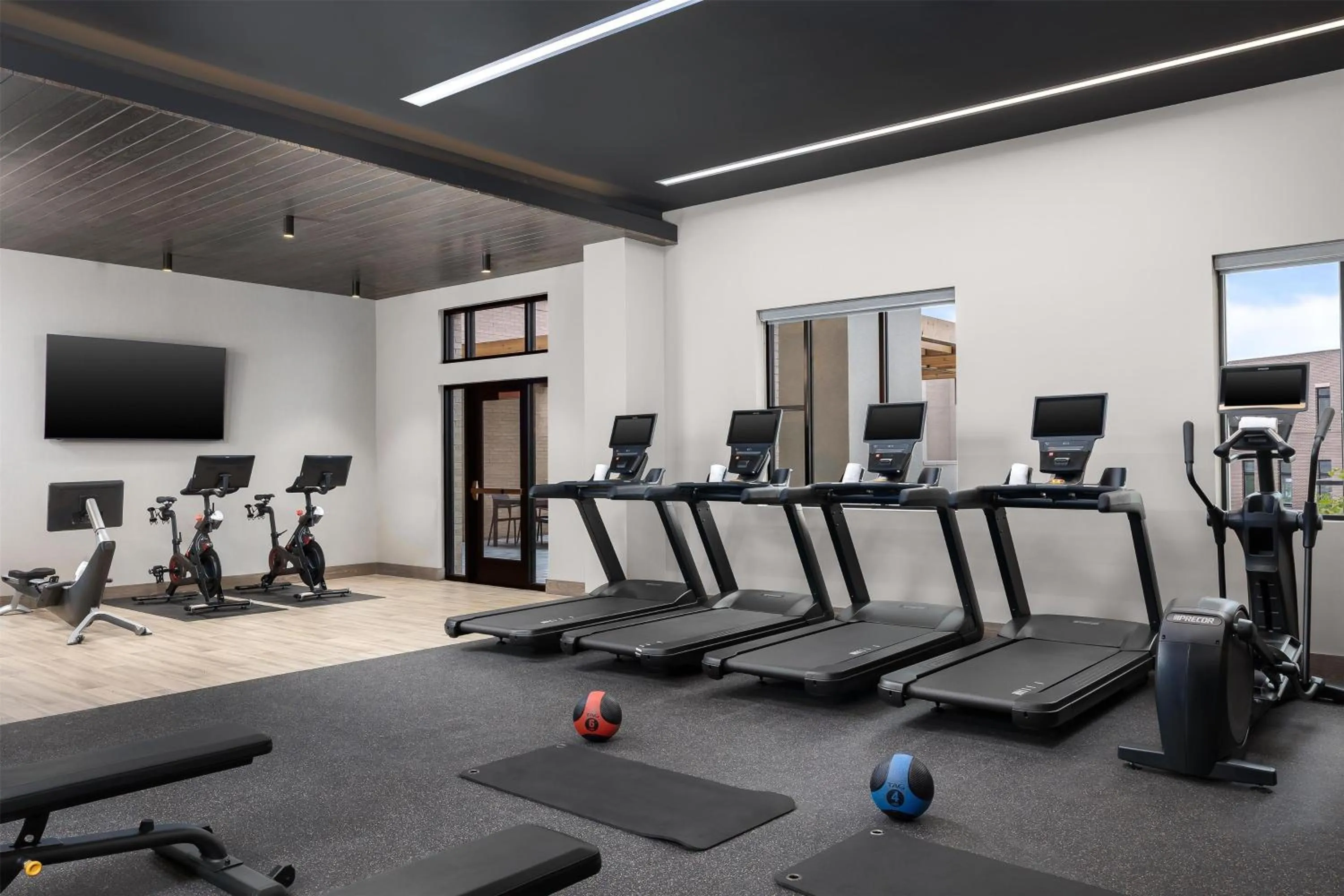 Fitness centre/facilities in Hotel Avail Rogers, Tapestry Collection By Hilton