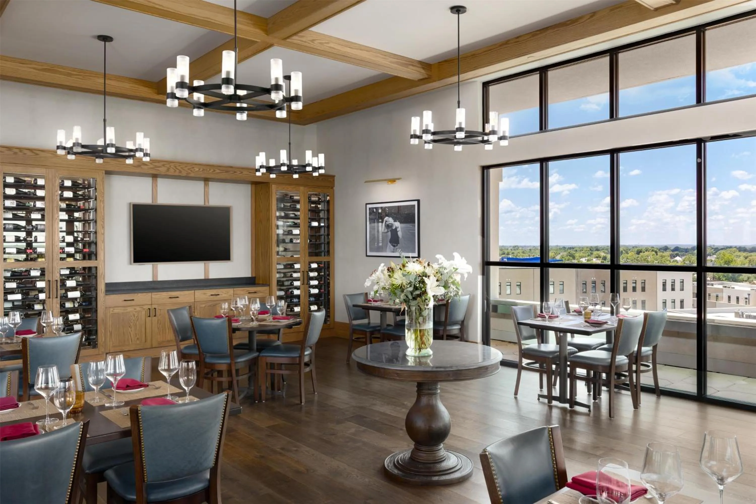 Restaurant/places to eat in Hotel Avail Rogers, Tapestry Collection By Hilton