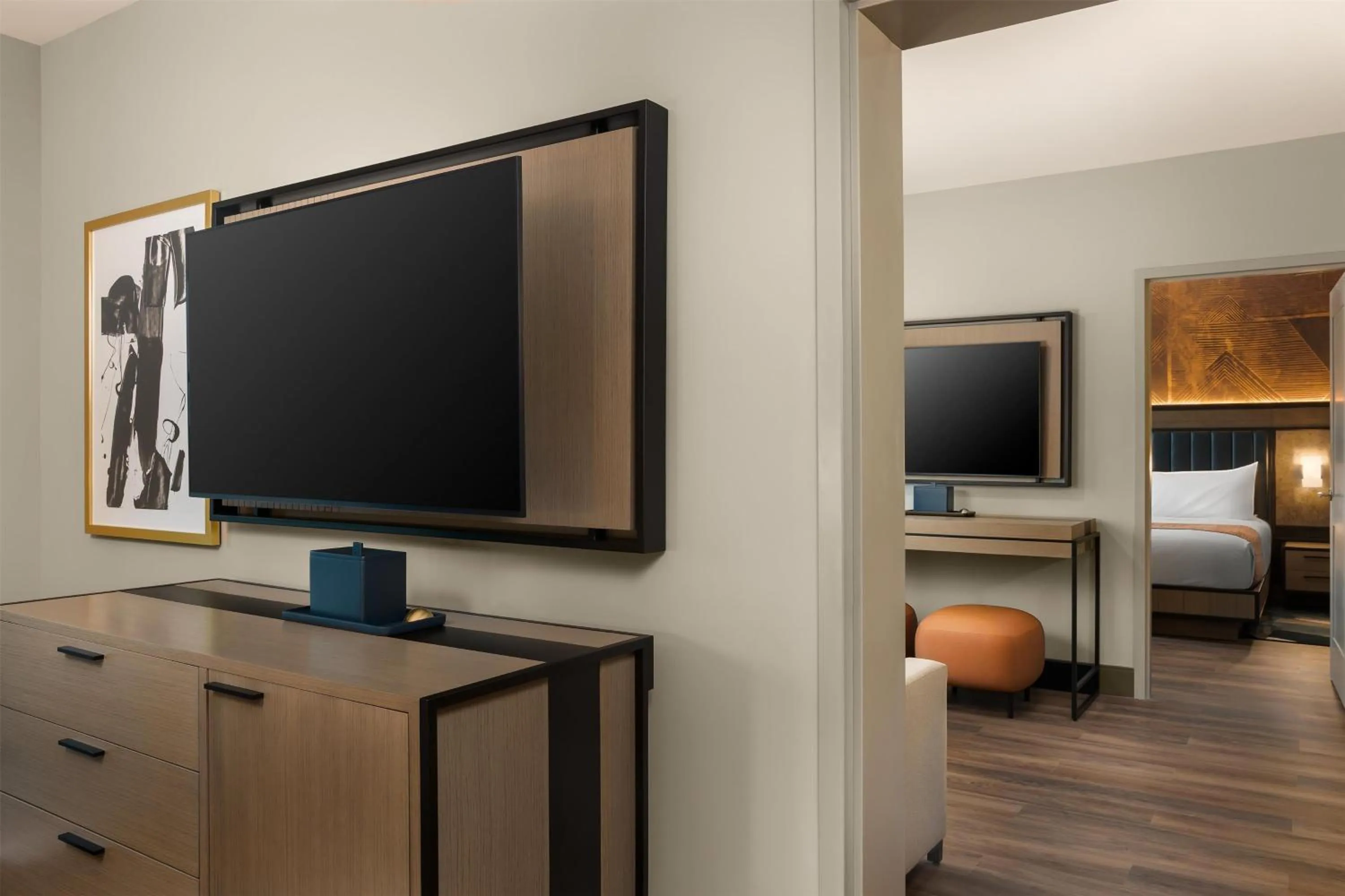 Photo of the whole room, Bed in Hotel Avail Rogers, Tapestry Collection By Hilton