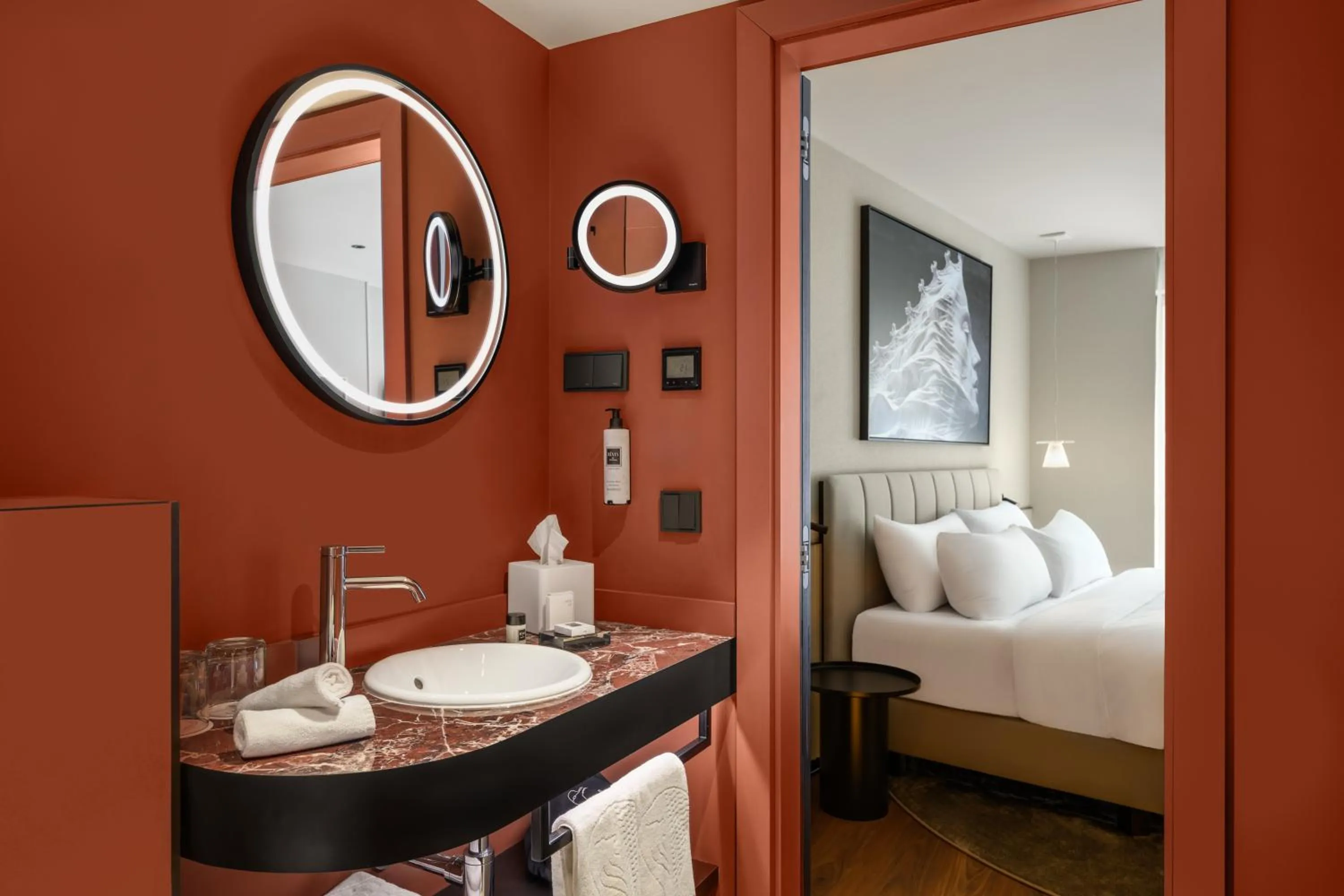 Bathroom, Bed in Leon Hotel & Lounge