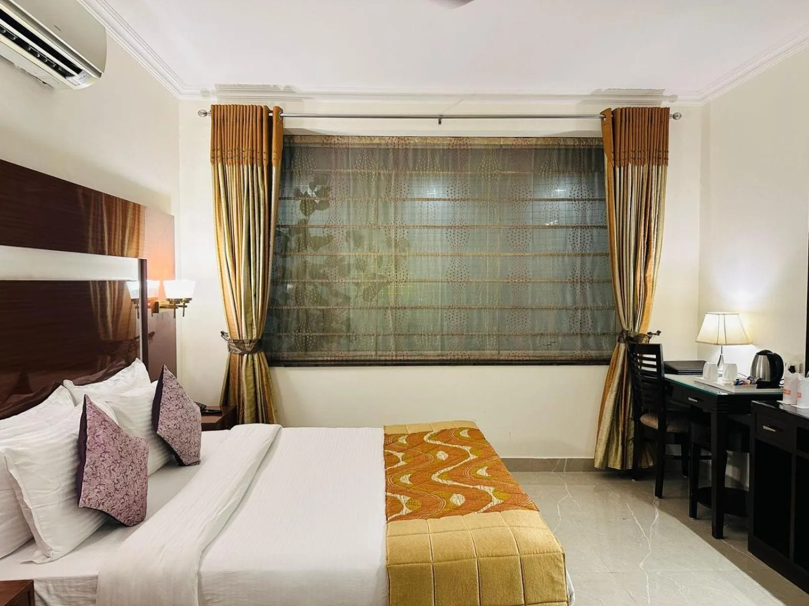 Bed in Hotel Southgate Delhi