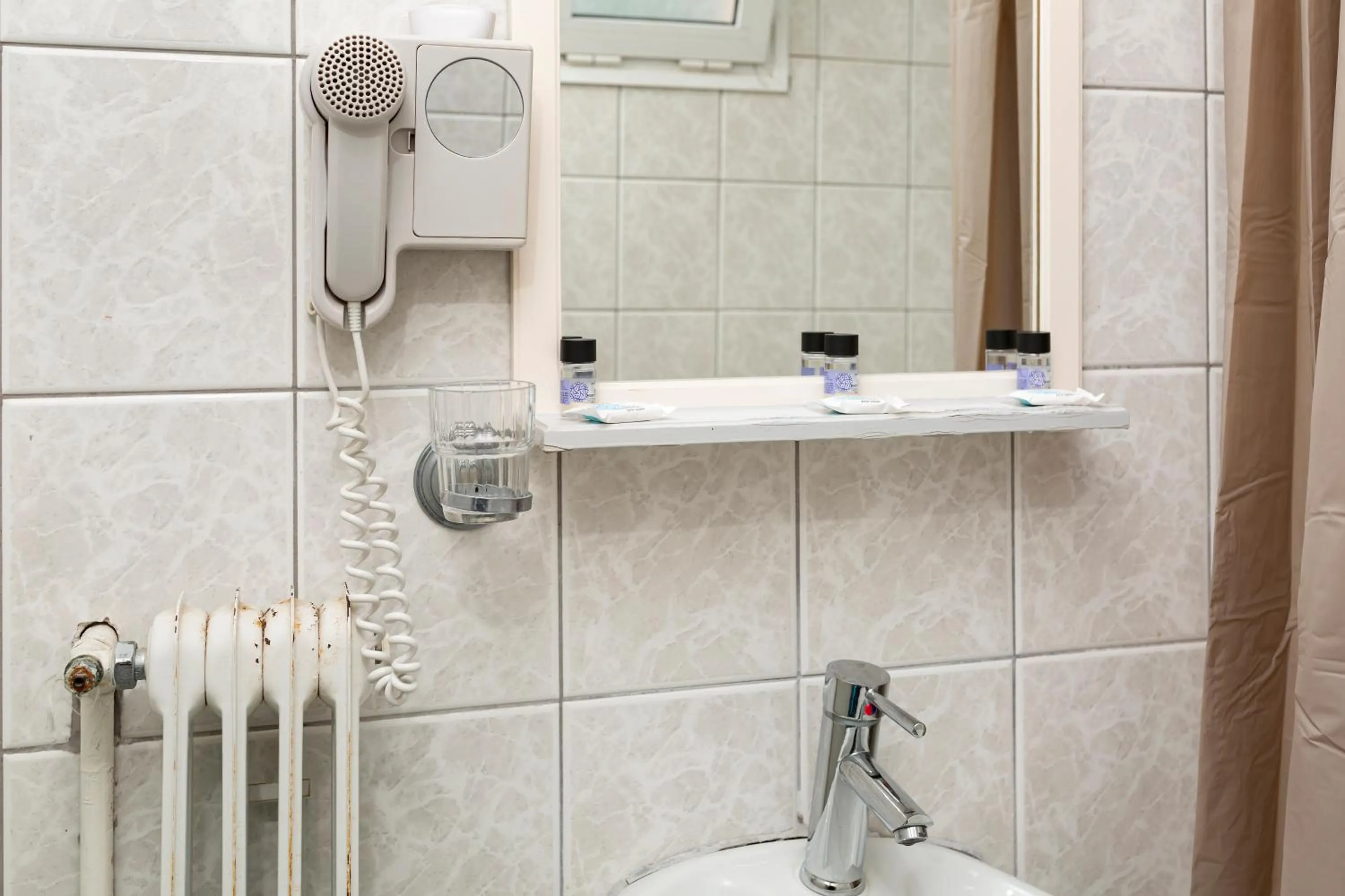 Bathroom in Delfini Hotel