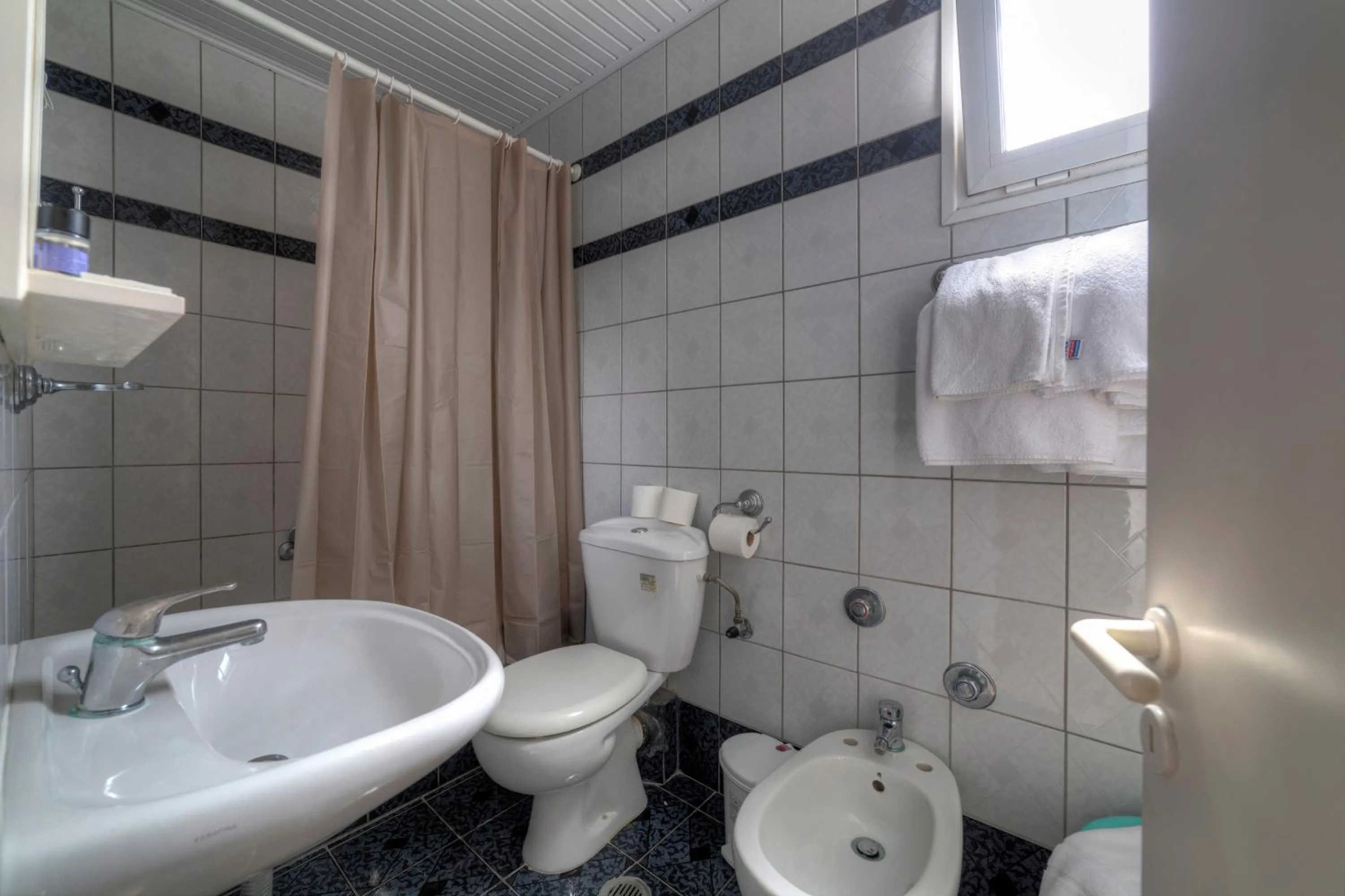 Toilet in Delfini Hotel