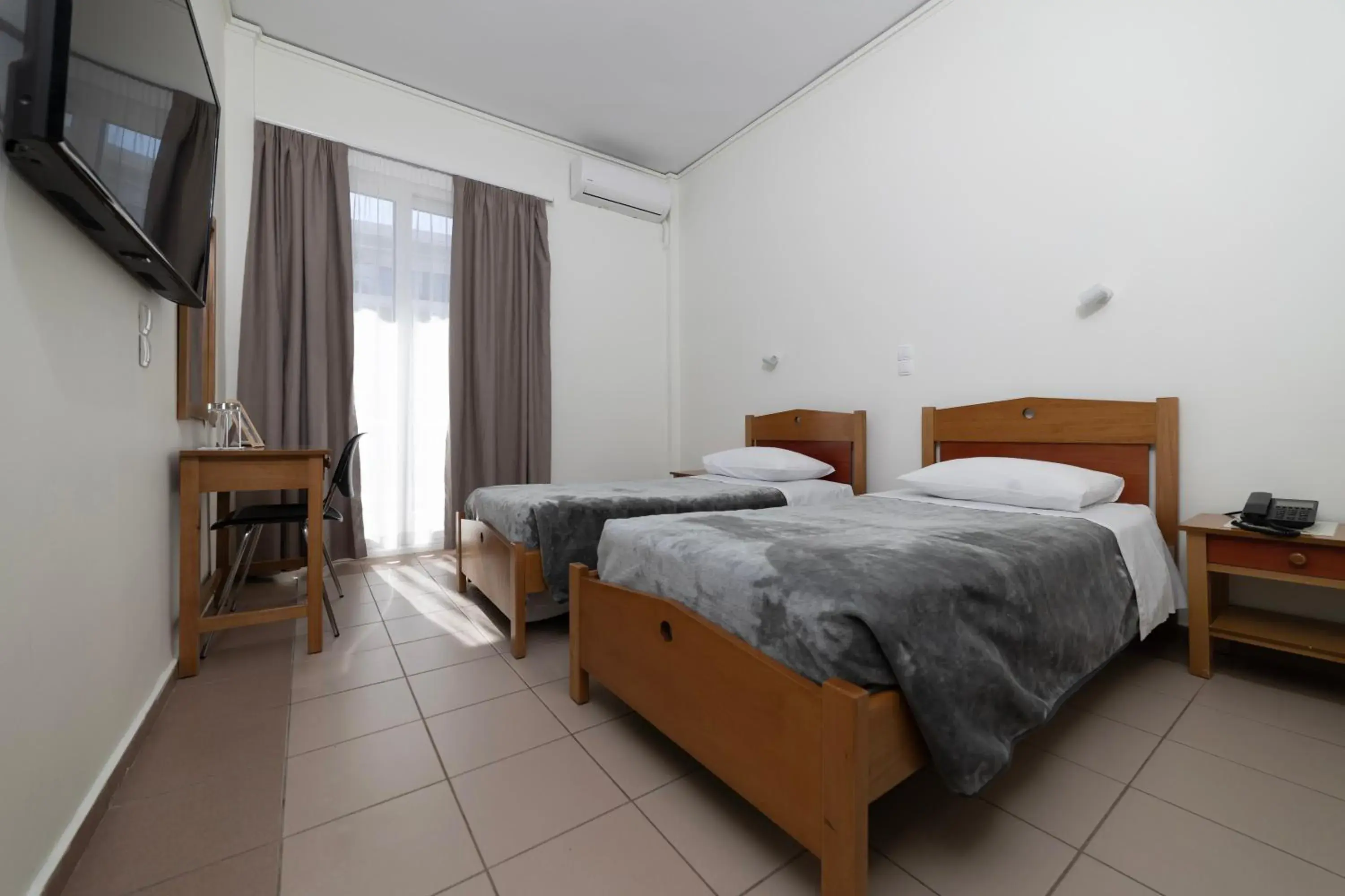 Budget Twin Room in Delfini Hotel Budget Twin Room in Delfini Hotel