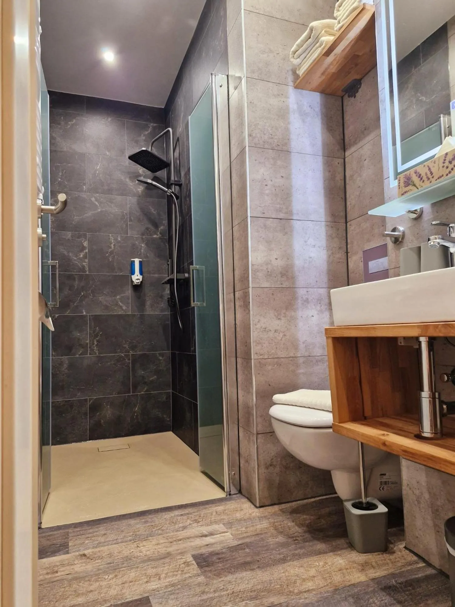 Shower in Apartmenthaus Wertheim