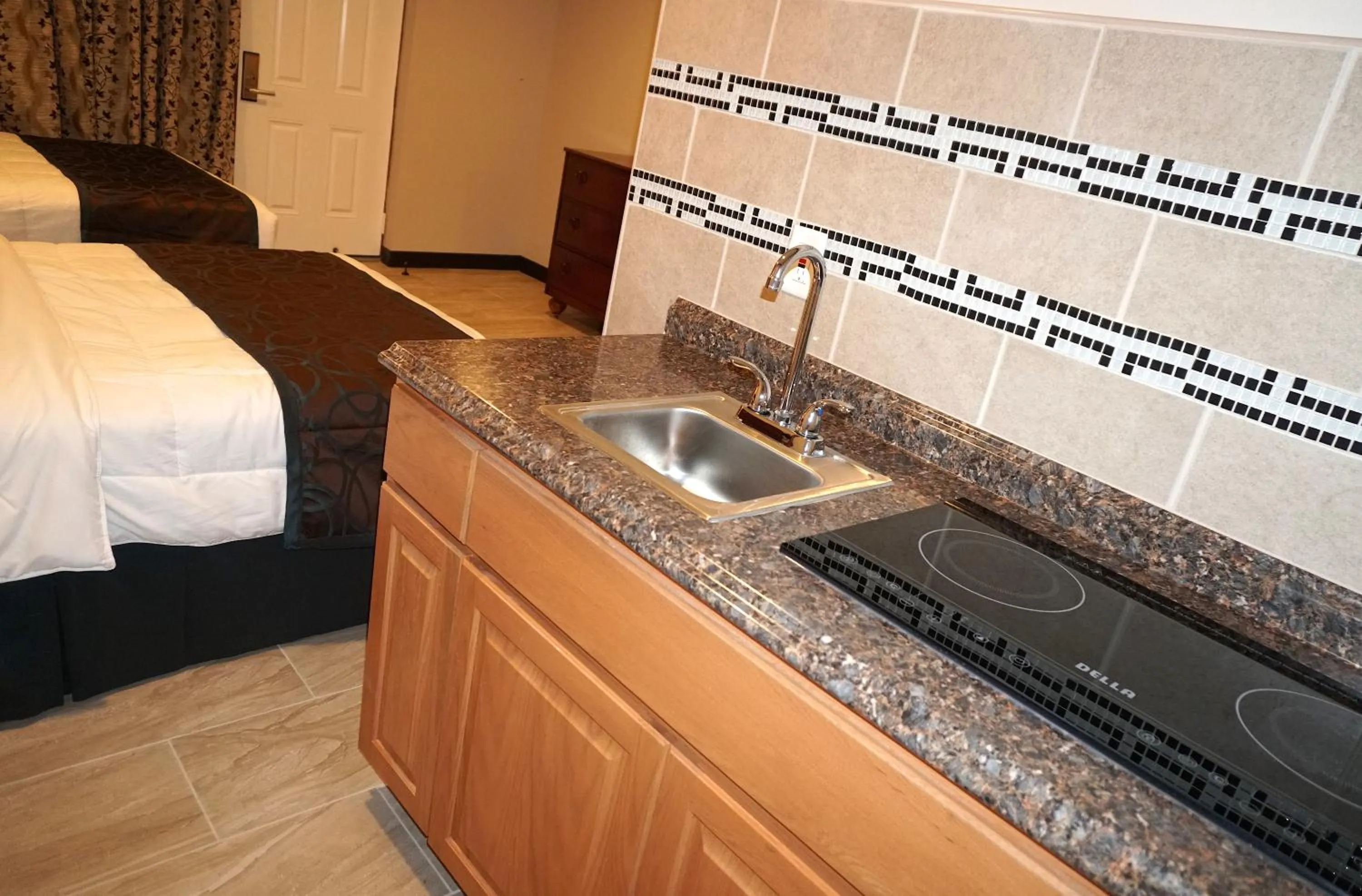 Kitchen or kitchenette, Bed in Beachside Resort