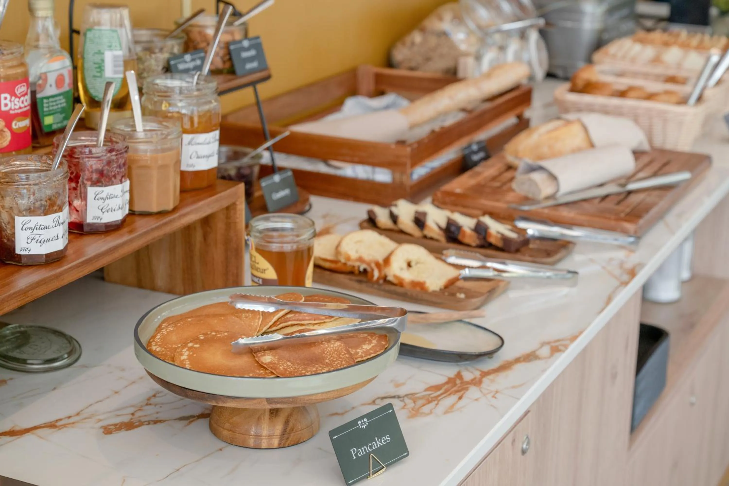 Buffet breakfast in All Suites Hôtel - Paris Pleyel - L'Île Saint Denis