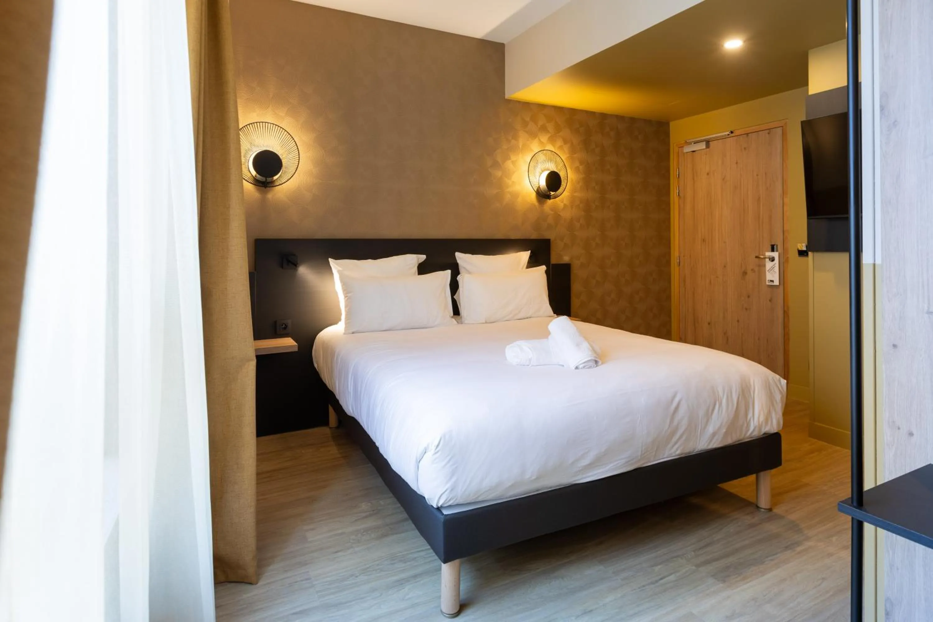 Bed in All Suites Hôtel - Paris Pleyel - L'Île Saint Denis