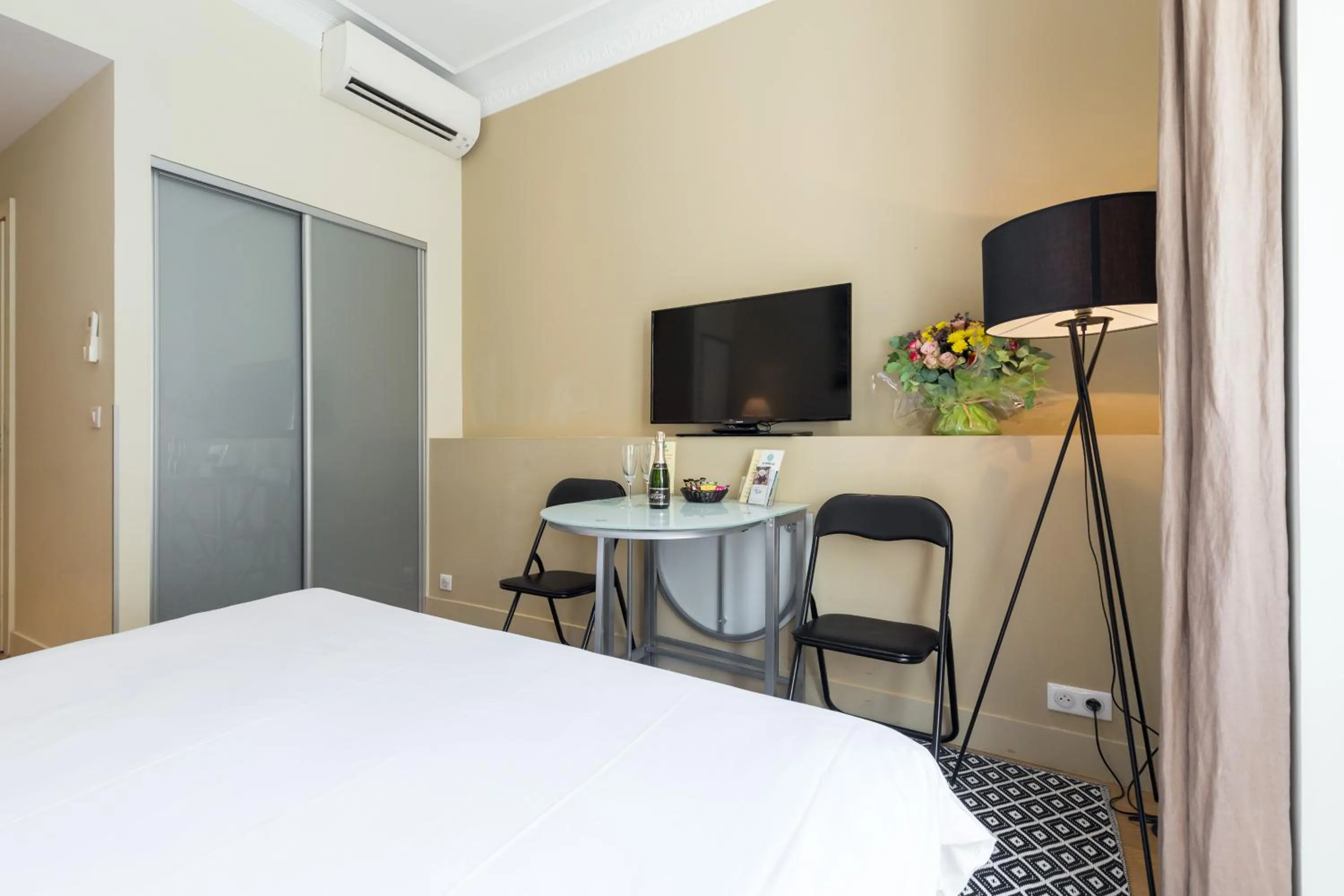 Photo of the whole room, Bed in Florella Jean Jaures Apartment