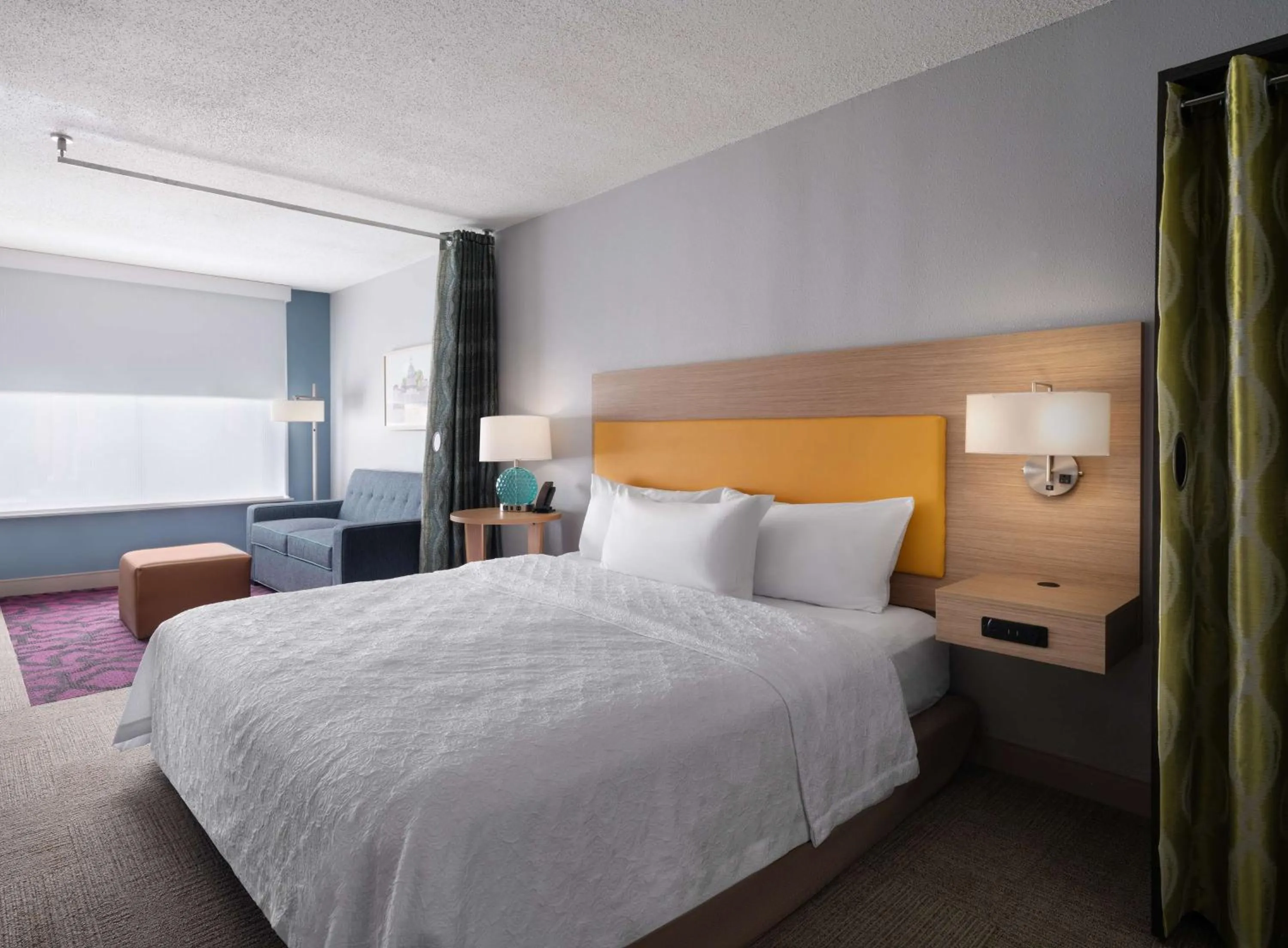 Living room, Bed in Home2 Suites by Hilton Indianapolis - Keystone Crossing