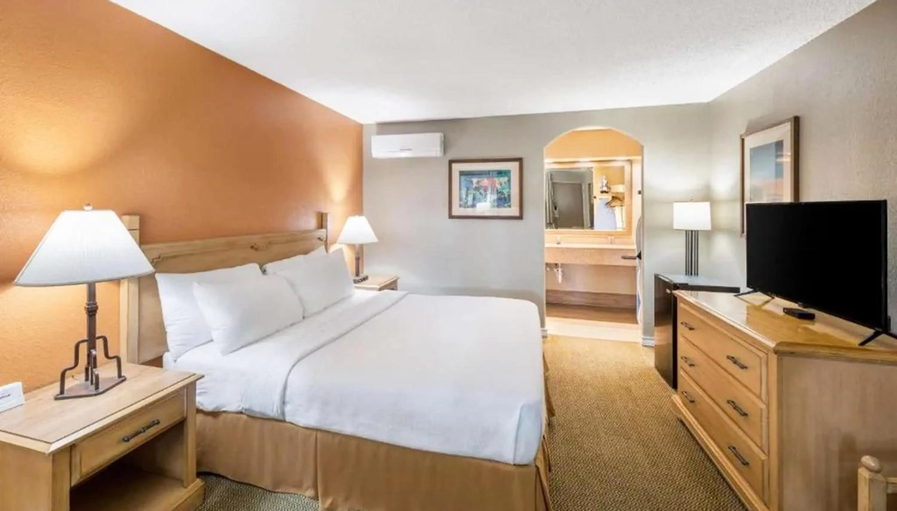 Bedroom, Bed in Pearl on the Concho