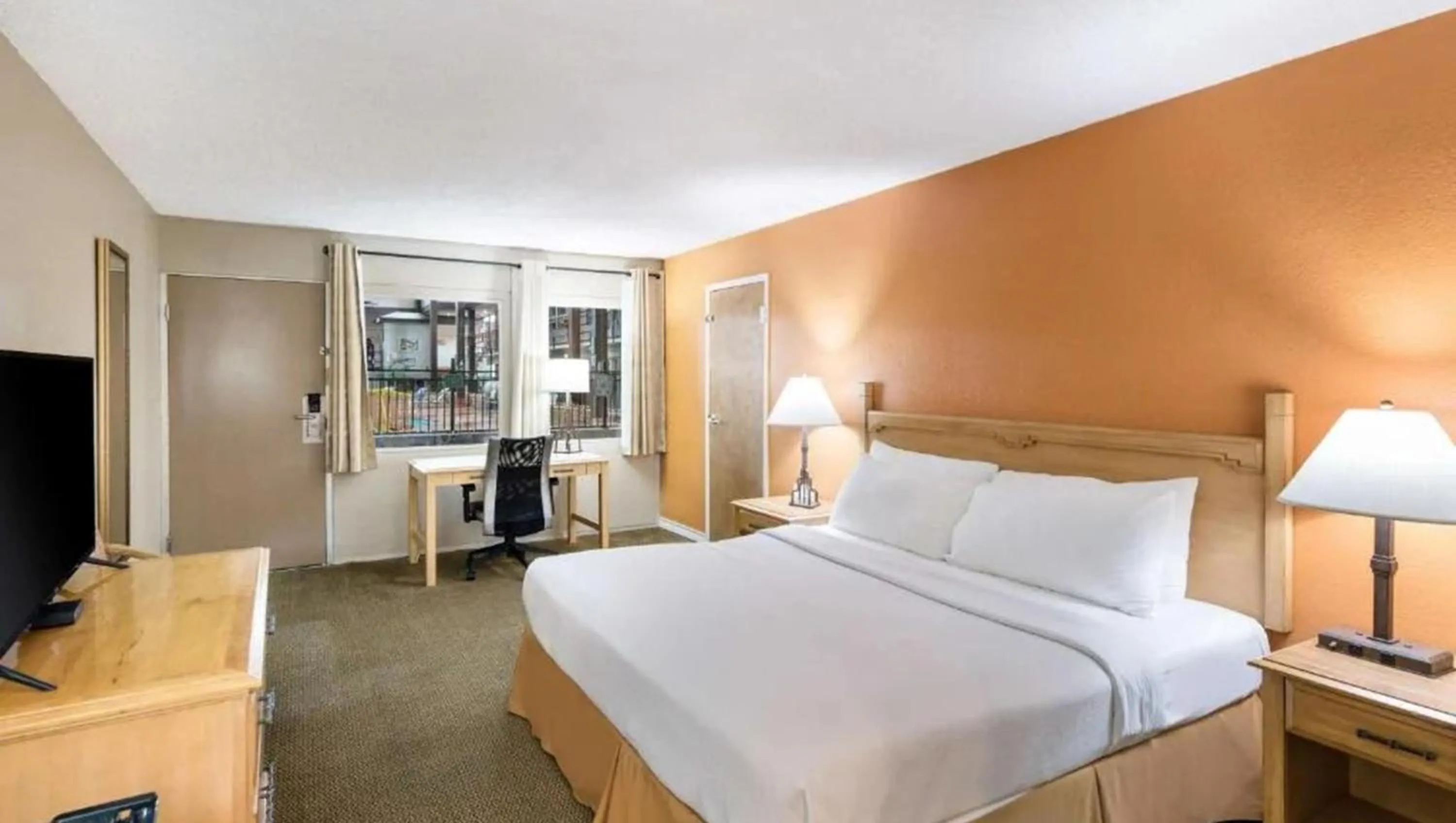 Bedroom, Bed in Pearl on the Concho