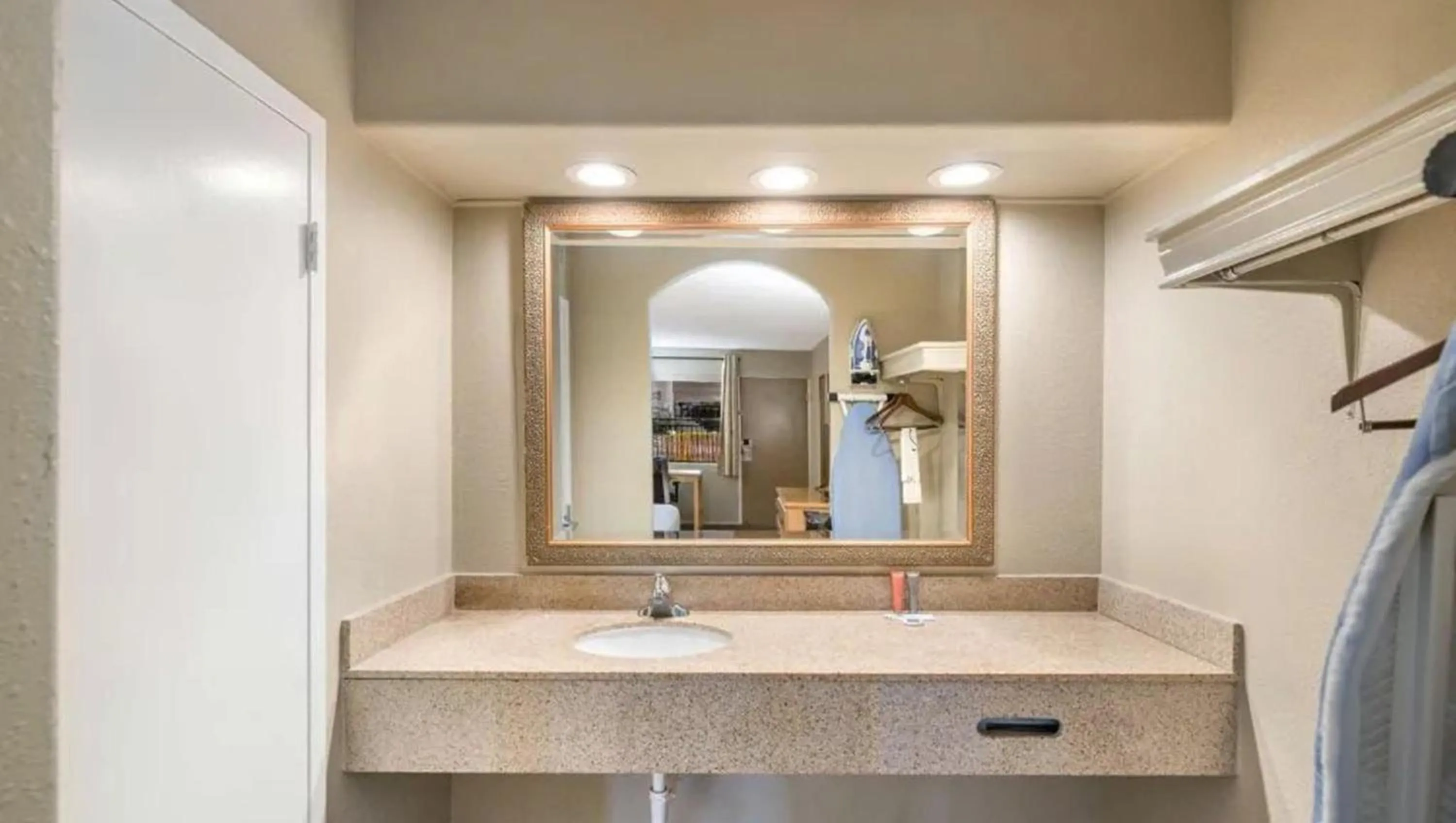 Bathroom in Pearl on the Concho