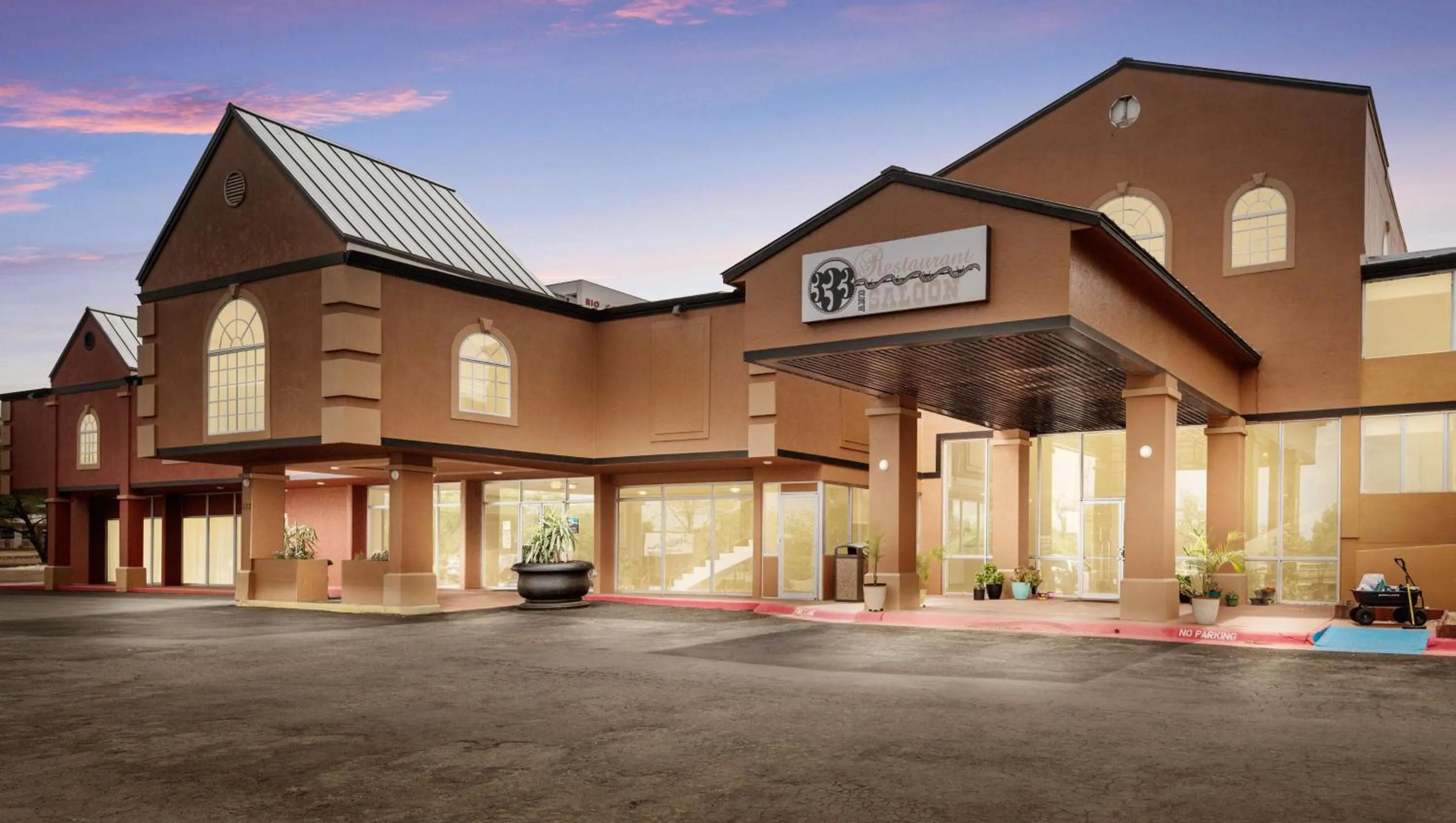 Facade/entrance in Pearl on the Concho