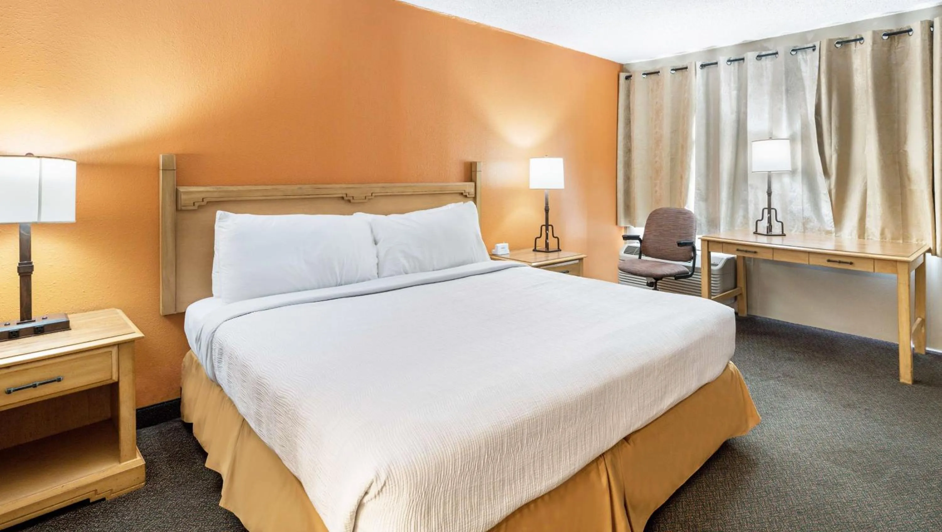 Bedroom, Bed in Pearl on the Concho