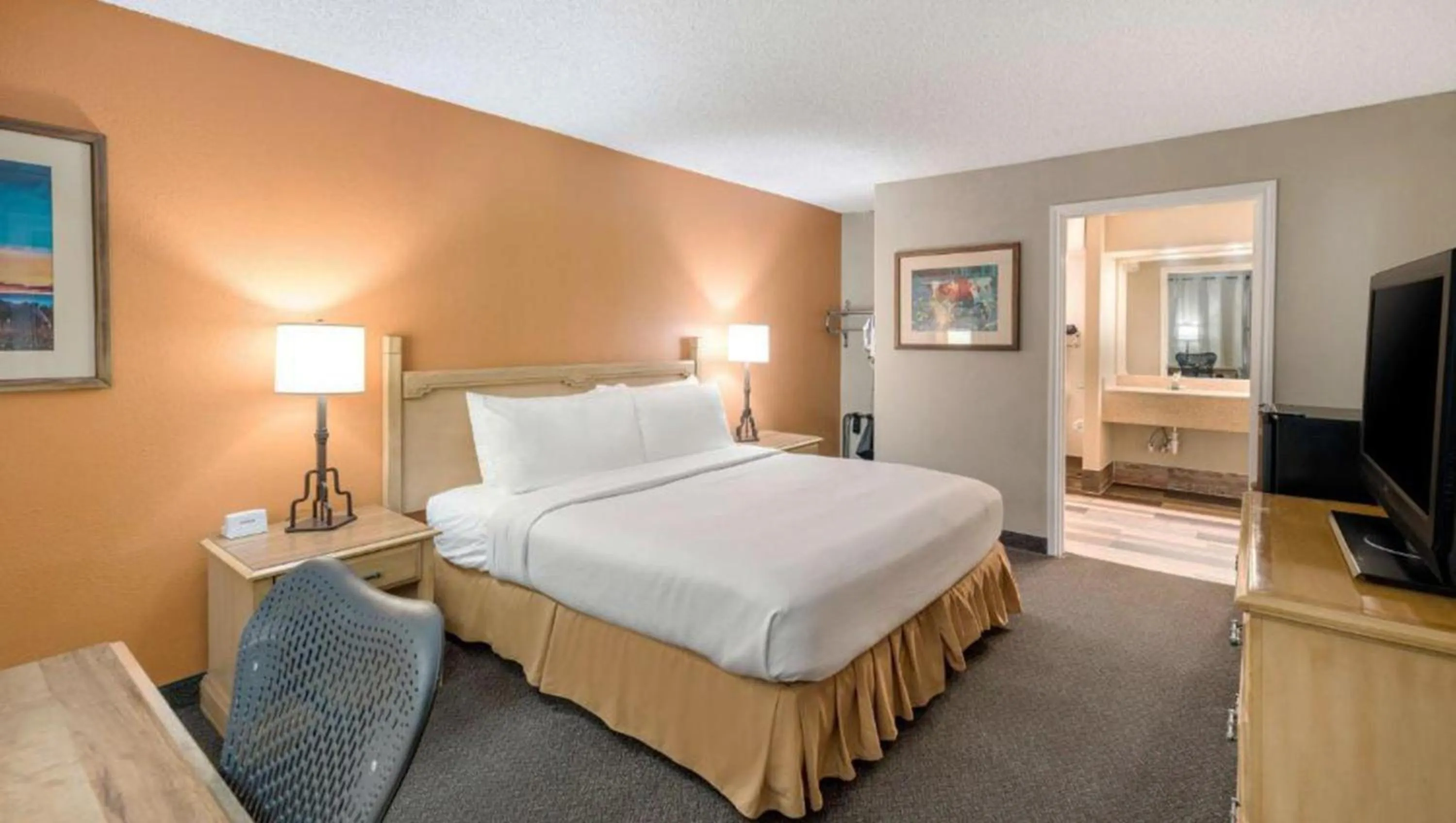 Bedroom, Bed in Pearl on the Concho