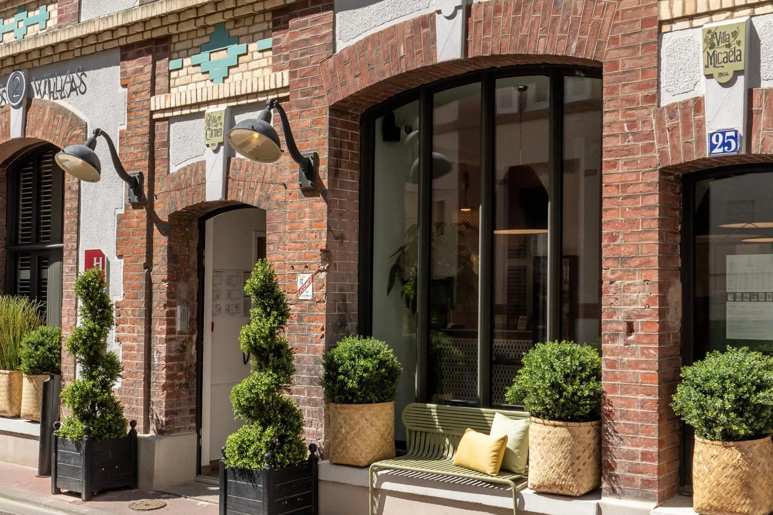 Facade/entrance in Les 2 Villas