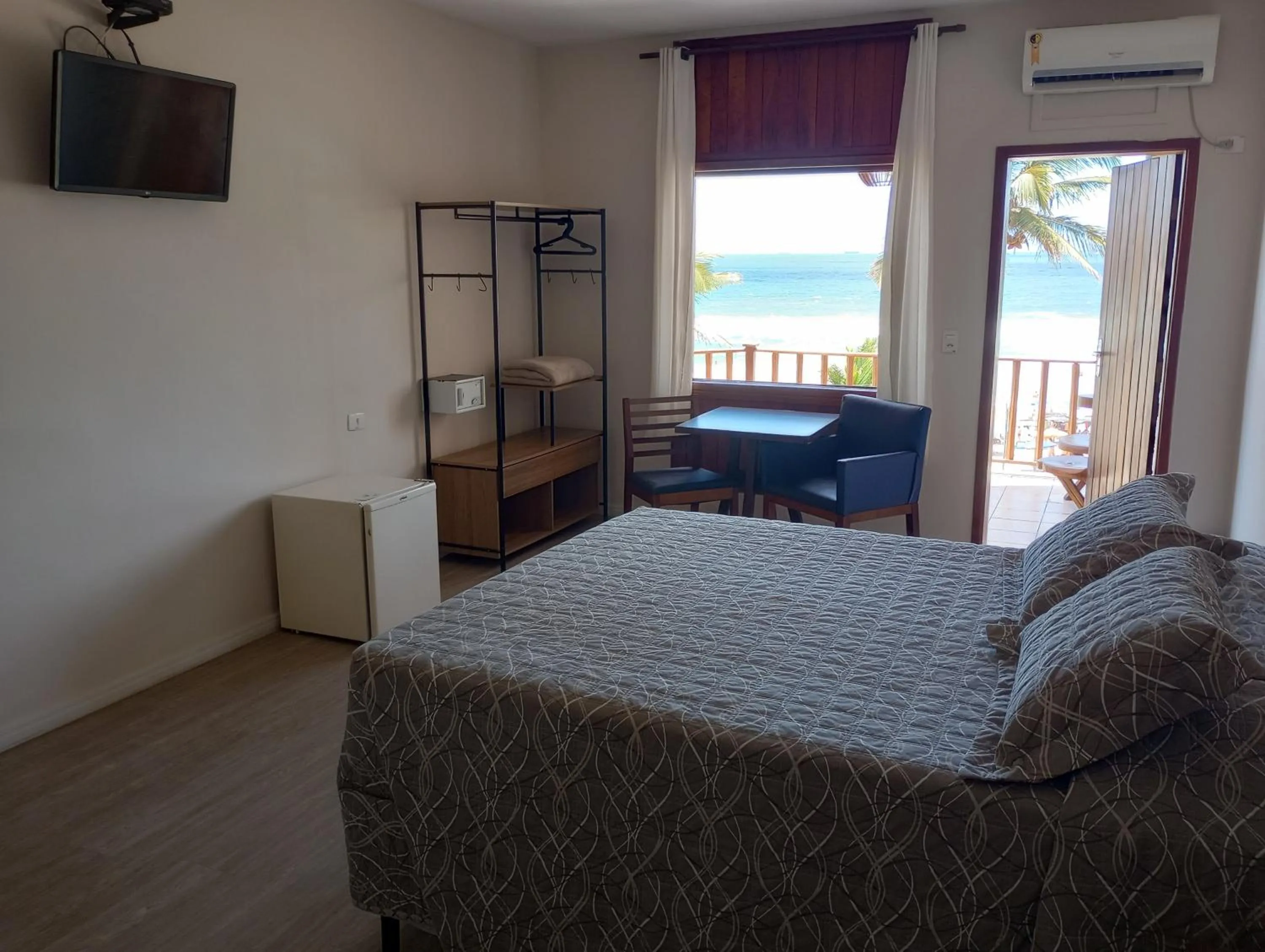 Photo of the whole room, Bed in Senses Praia Hotel