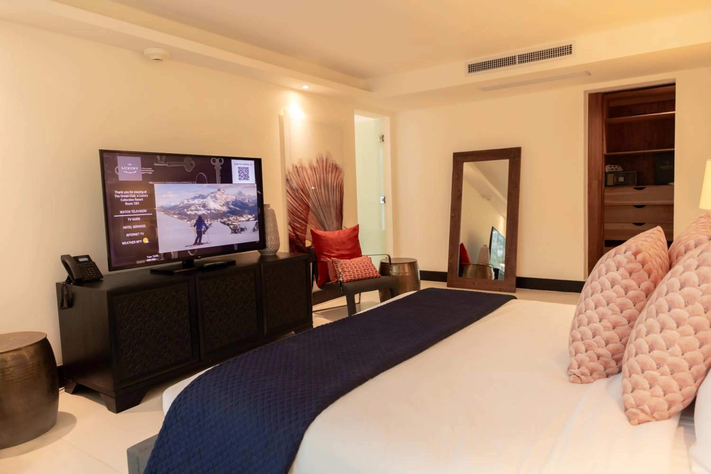 Photo of the whole room, Bed in The Ocean Club, a Luxury Collection Resort, Costa Norte