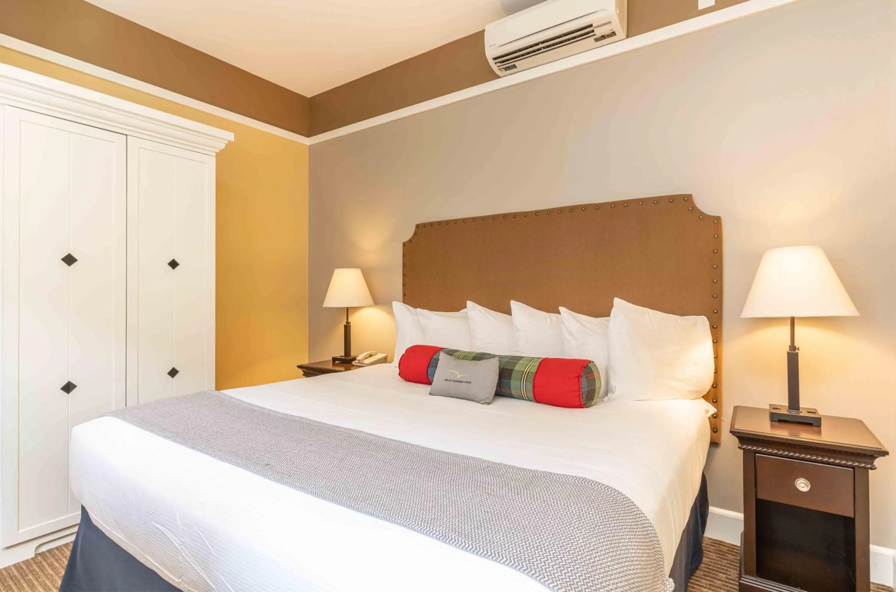 Bed in Inn at Diamond Cove