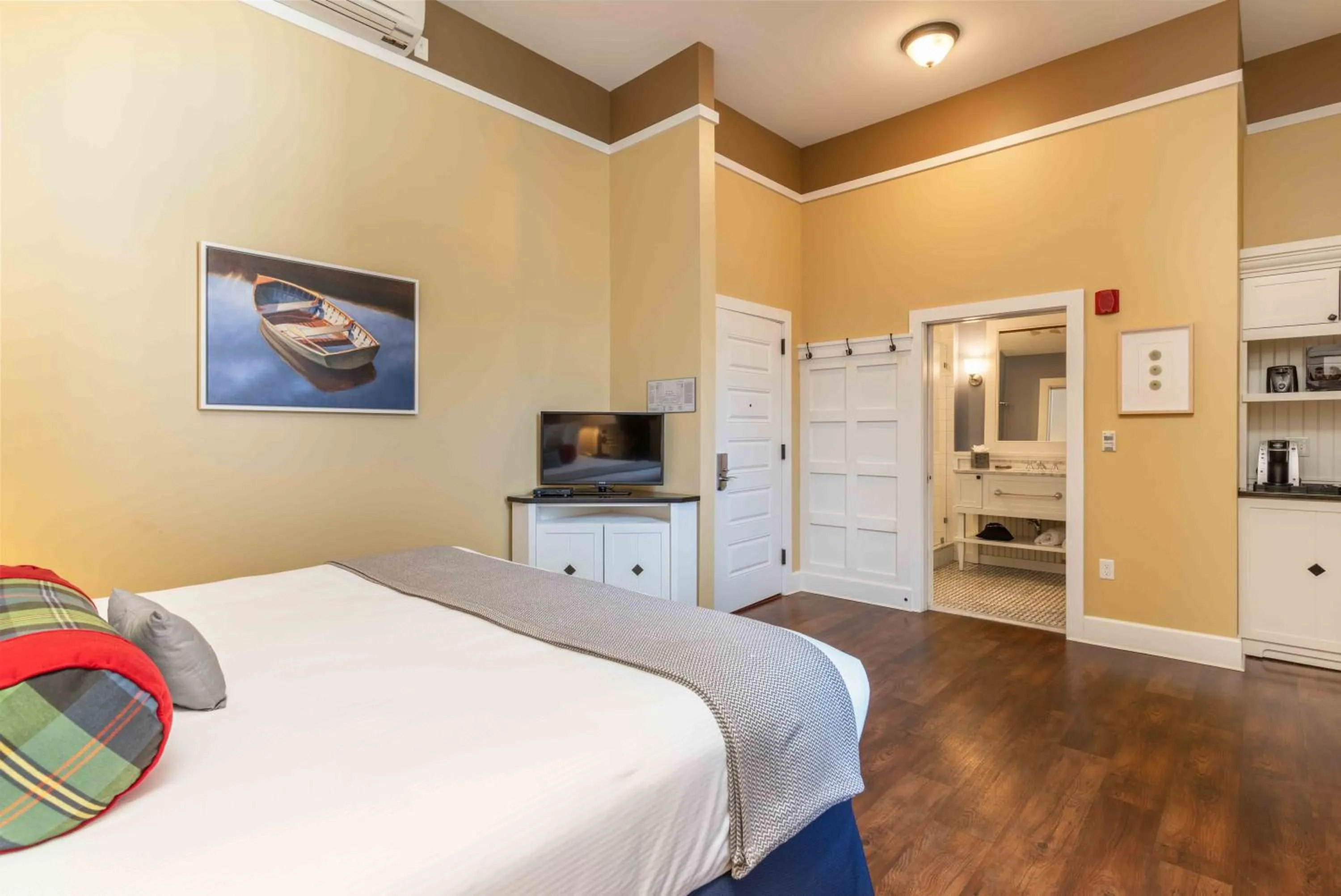 Photo of the whole room, Bed in Inn at Diamond Cove