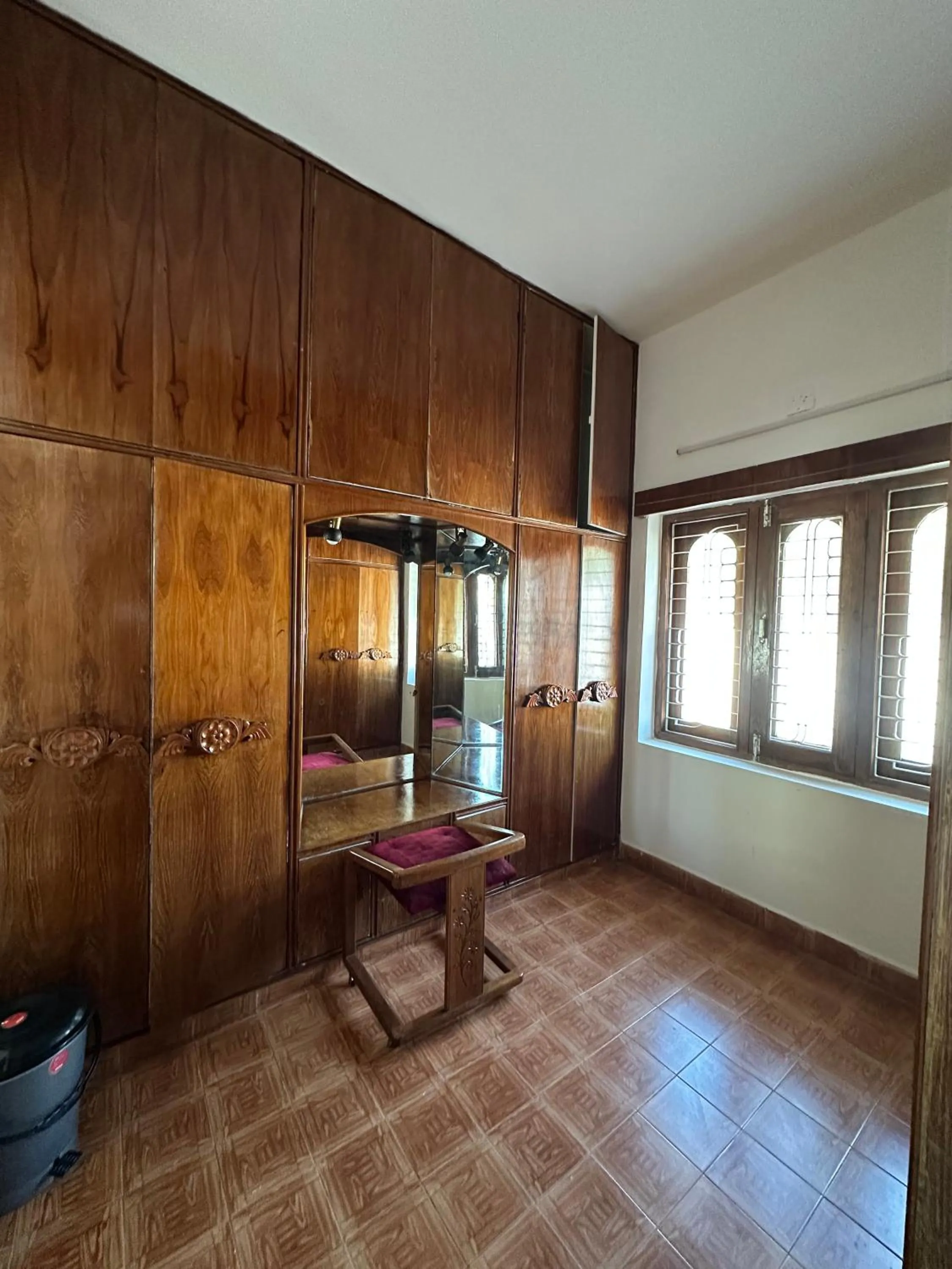 wardrobe in Brookevally Palace Homestay