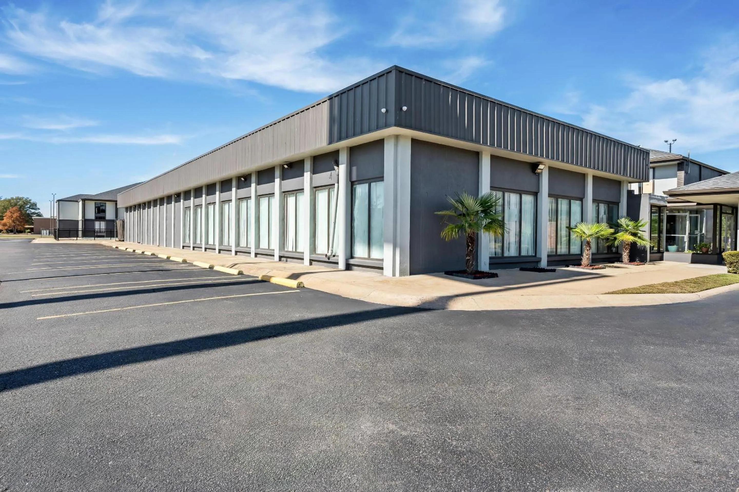 Property building in Quality Inn Little Rock on I-30 Near Littlerock airport