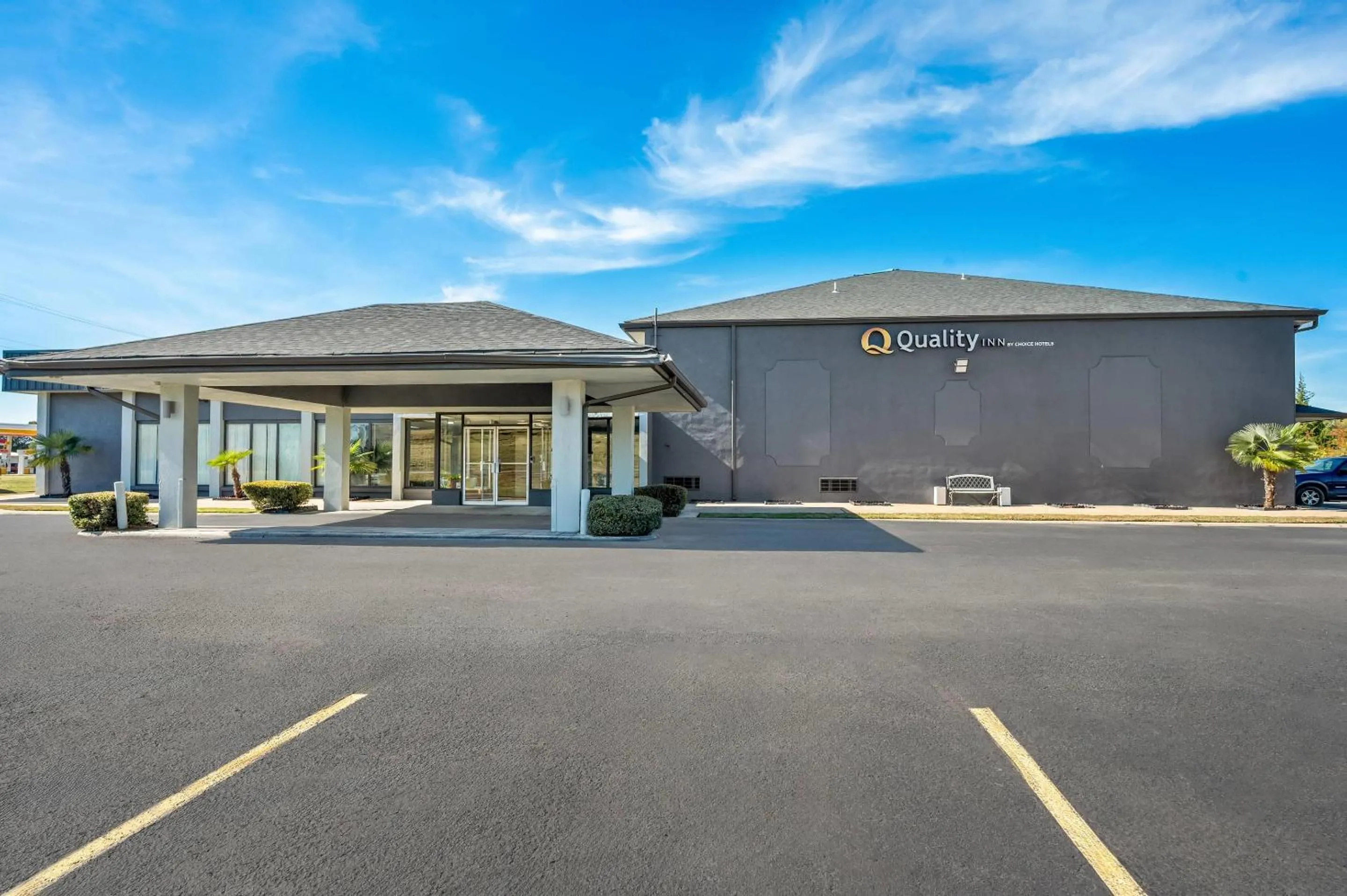 Property building in Quality Inn Little Rock on I-30 Near Littlerock airport