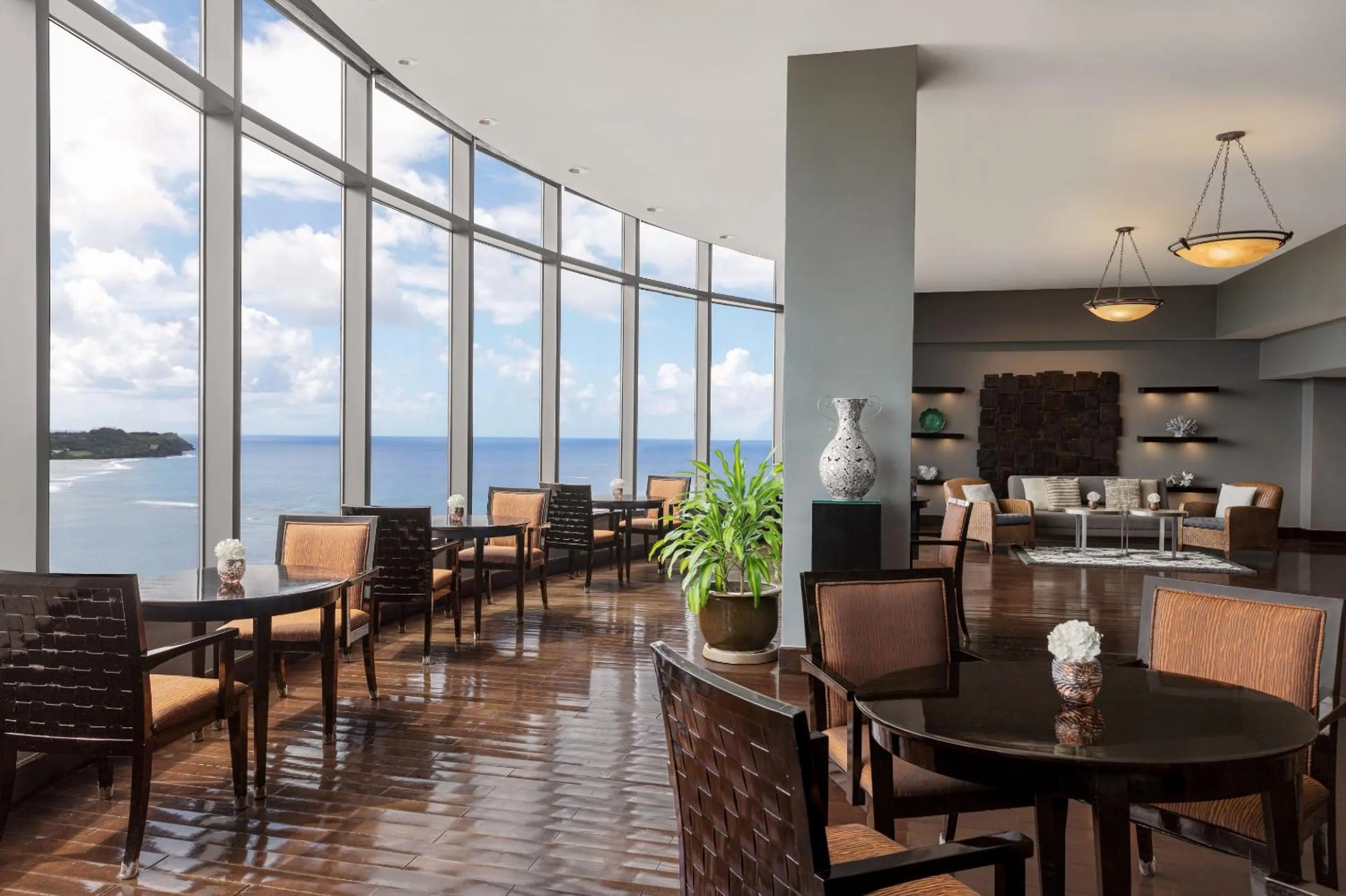 Lounge or bar in Dusit Beach Resort Guam