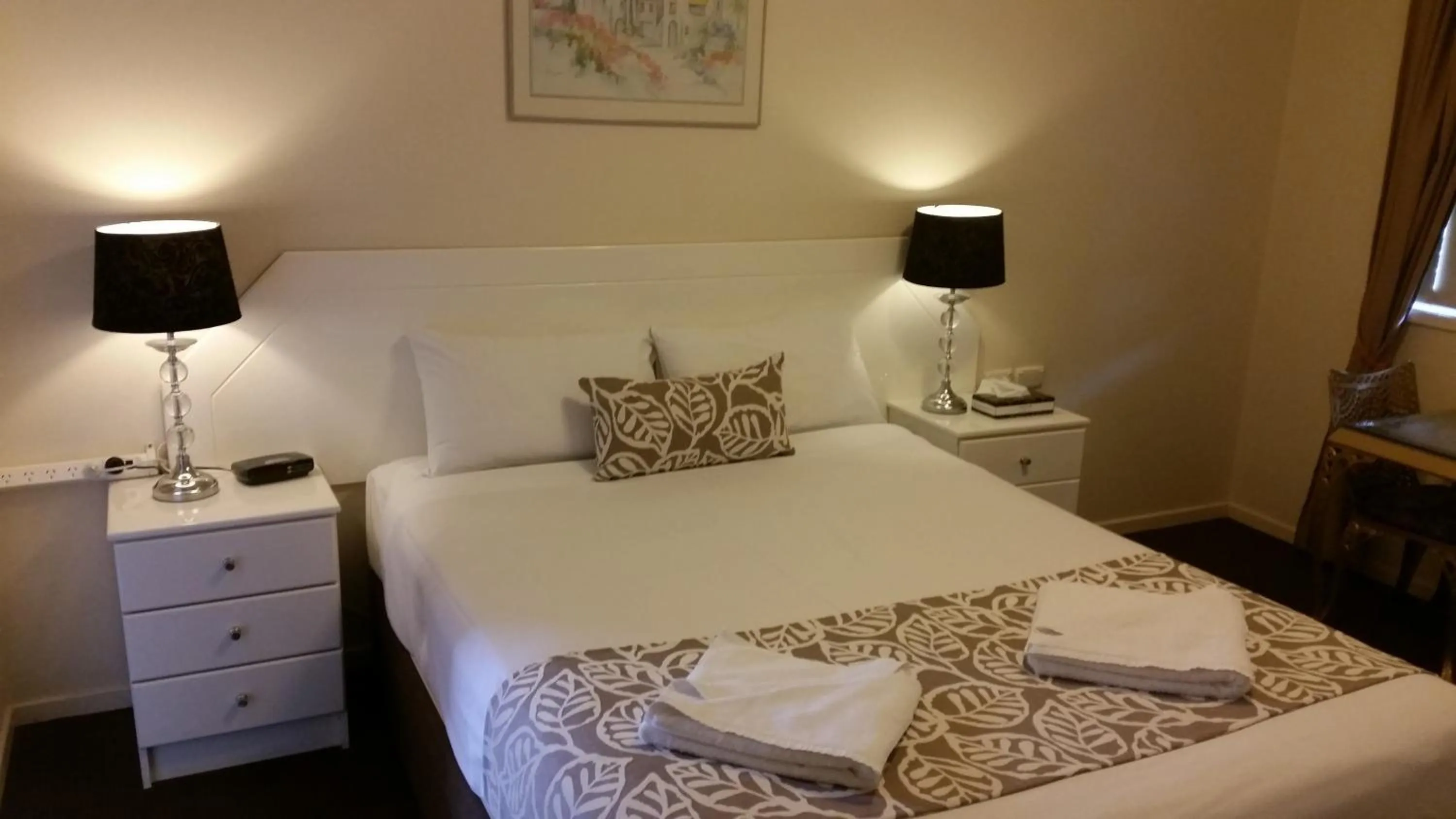 Photo of the whole room, Bed in Clifford Park Motor Inn