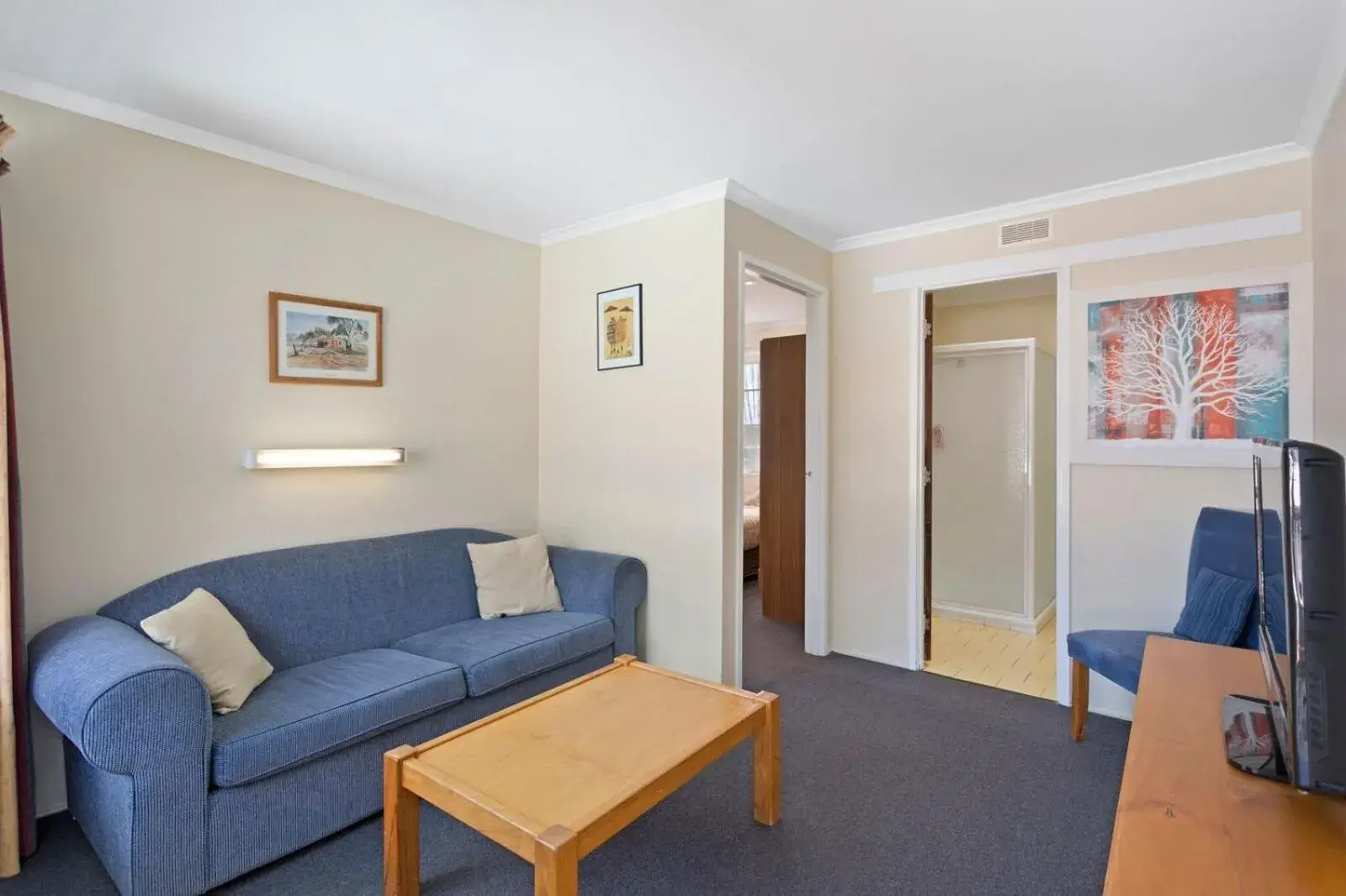 One-Bedroom Suite with Kitchenette in Clifford Park Motor Inn One-Bedroom Suite with Kitchenette in Clifford Park Motor Inn